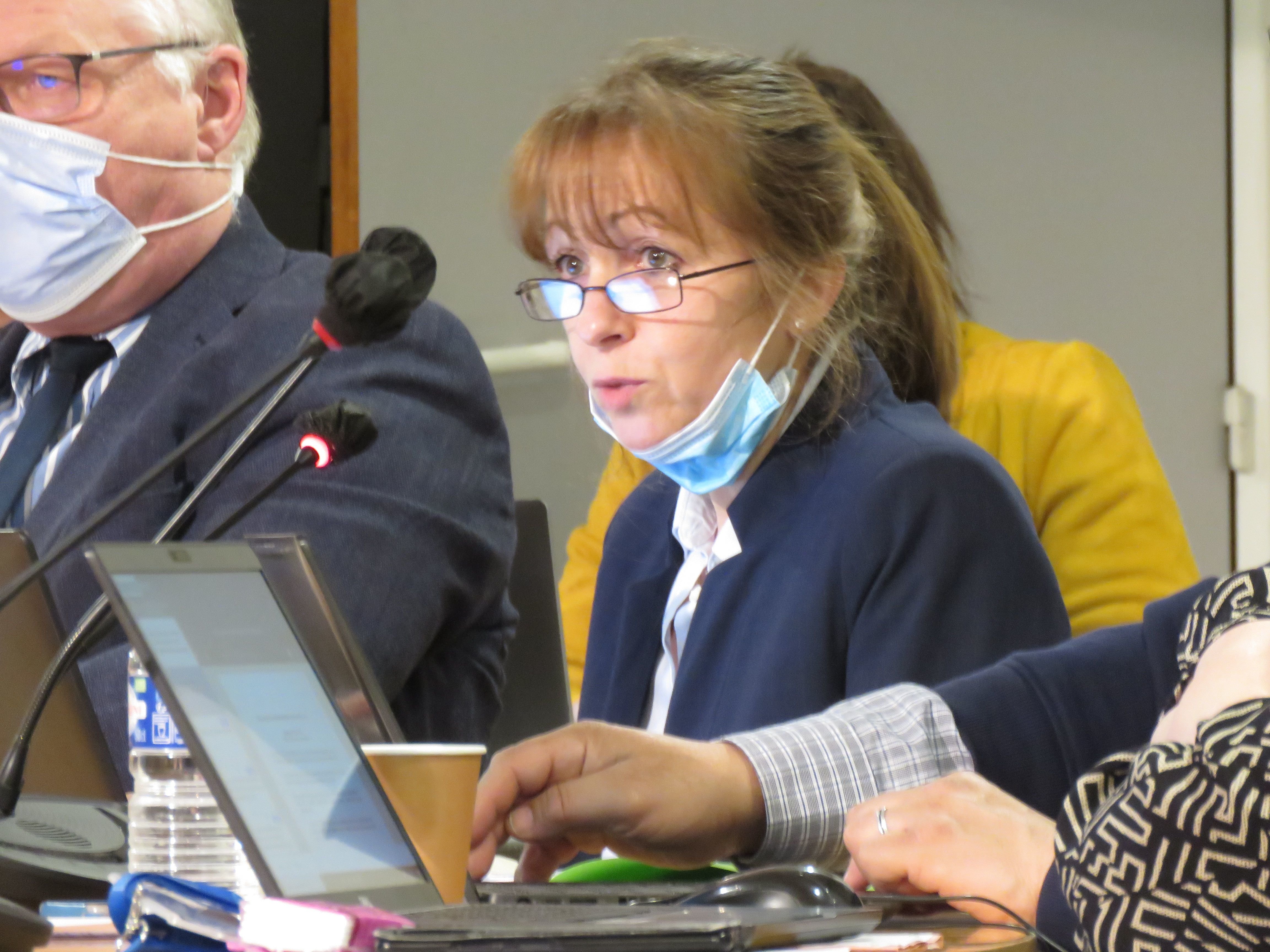 Argenteuil, mardi 15 février 2022. Malika Ahres (DVD), adjointe au maire chargée des finances, a présenté les orientations budgétaires de 2022. LP/Thibault Chaffotte.