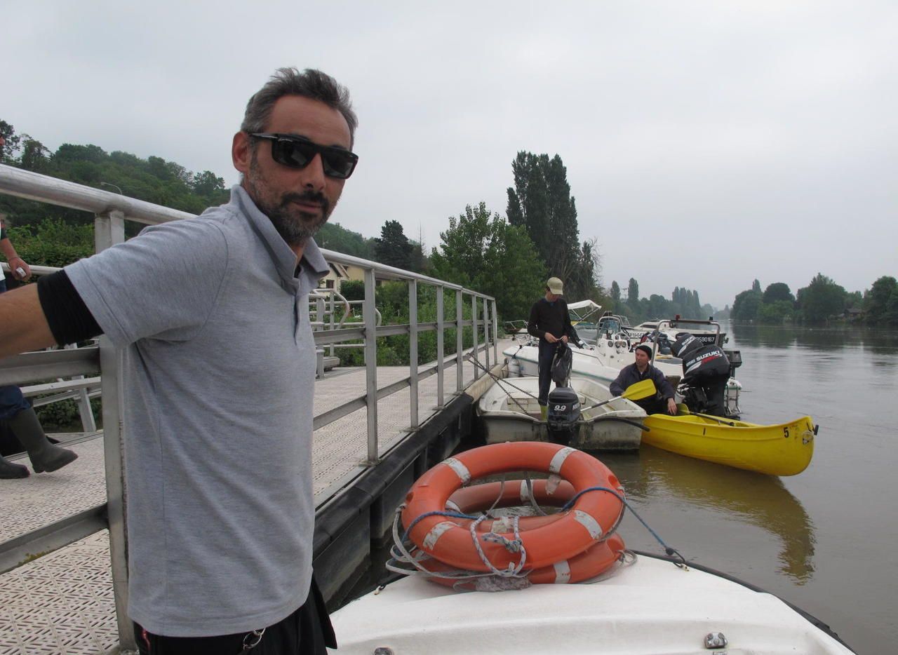 <b>Juziers, lundi après-midi.</b> Stéphane, le passeur de l’Ile-Verte, s’attend à un gros nettoyage au moment de la décrue. L’électricité, coupée samedi, ne devrait pas être rétablie avant mercredi. 