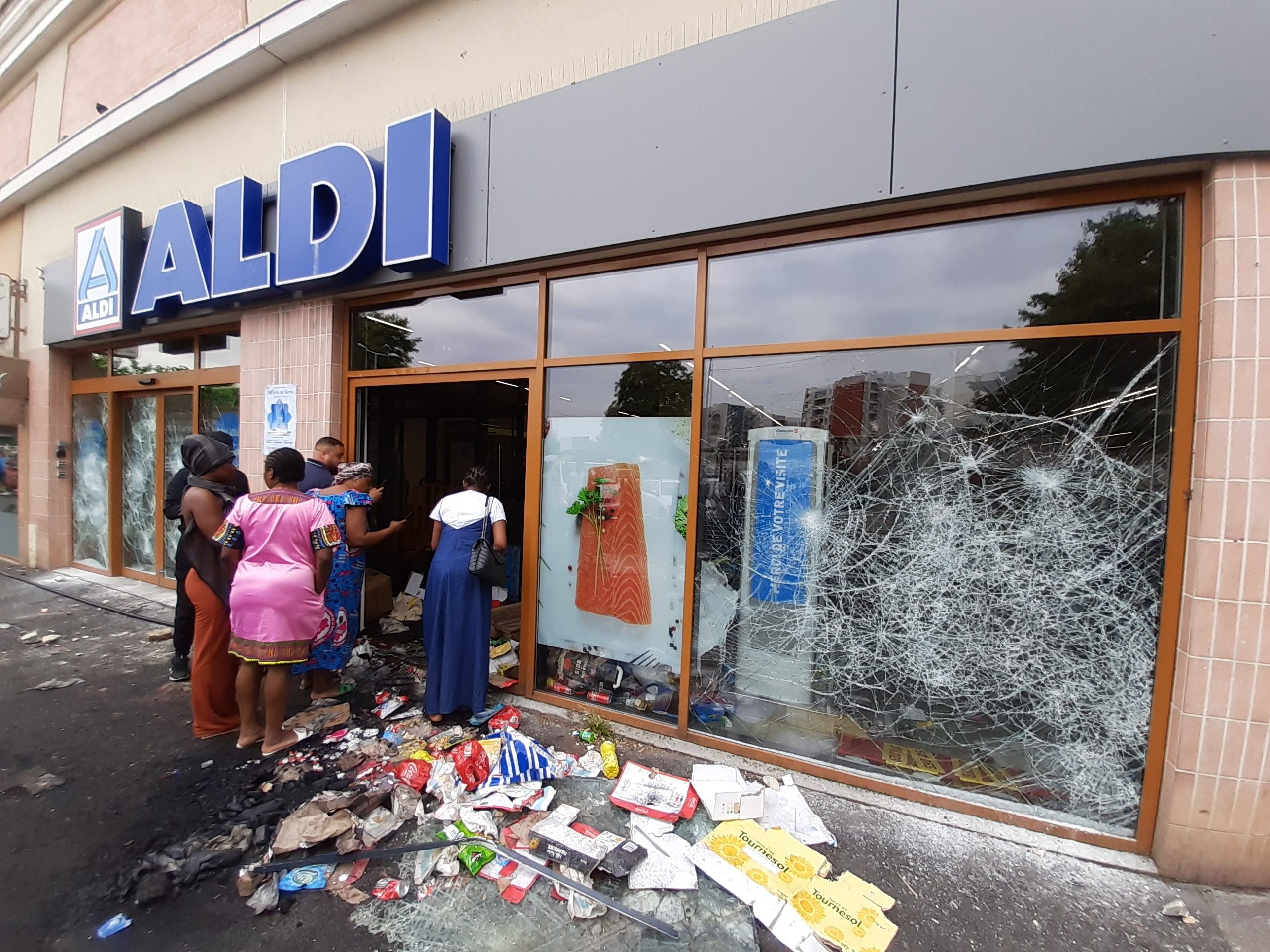 Aulnay-sous-Bois (Seine-Saint-Denis), ce jeudi matin. Le supermarché Aldi situé dans le nord de la ville a été pillé dans la nuit. LP/A.A.