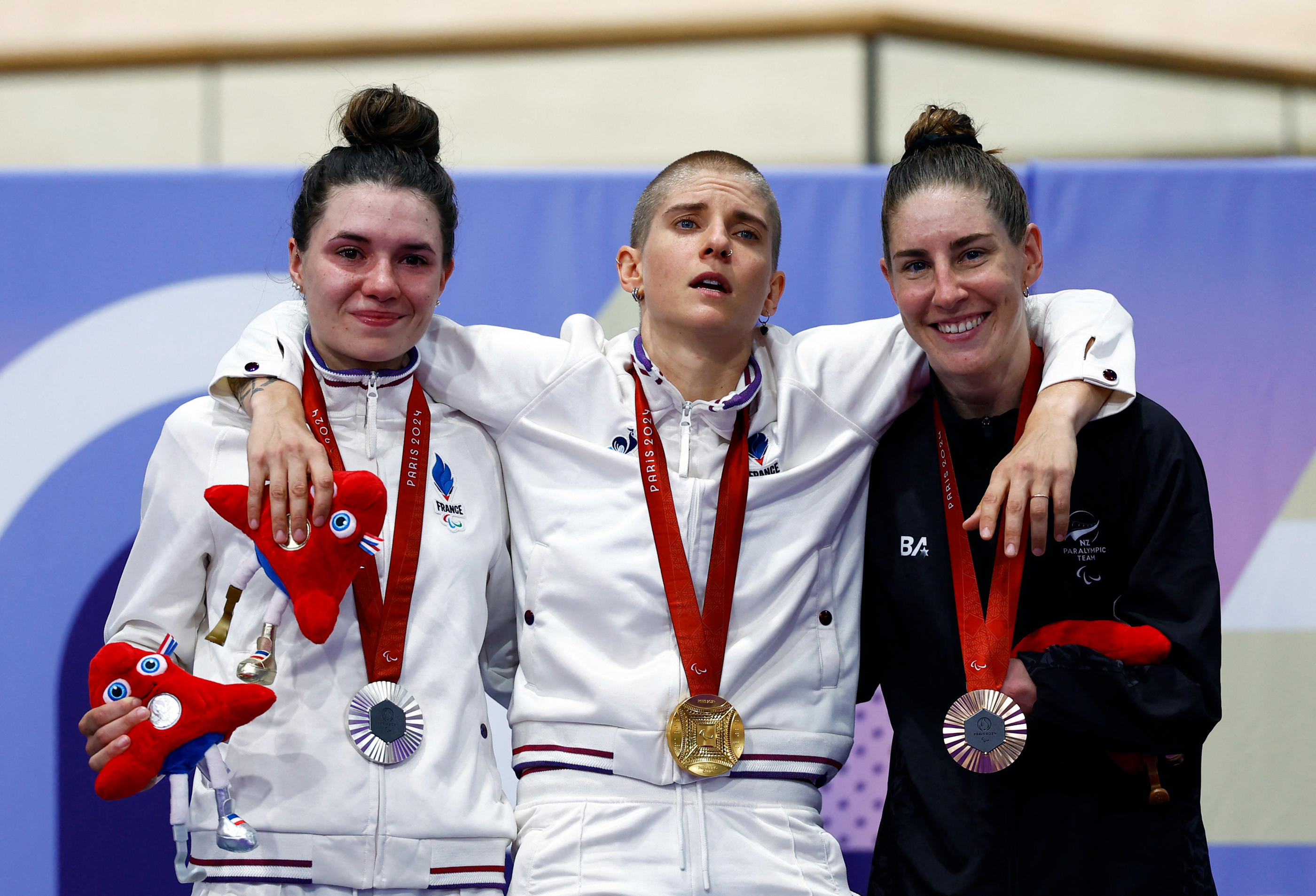 Les Françaises Marie Patouillet et Heïdi Gaugain (à gauche), médailles d'or et d'argent en poursuite individuelle, avec la Néo-Zélandaise Nicole Murray. REUTERS/Gonzalo Fuentes