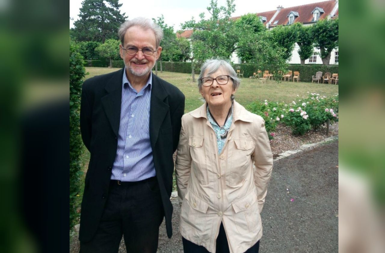 <b></b> Bruno Trosseille, 67 ans, et sa mère Françoise, 90 ans, l'une des huit habitantes de la Maison des Sages à Buc (Yvelines).