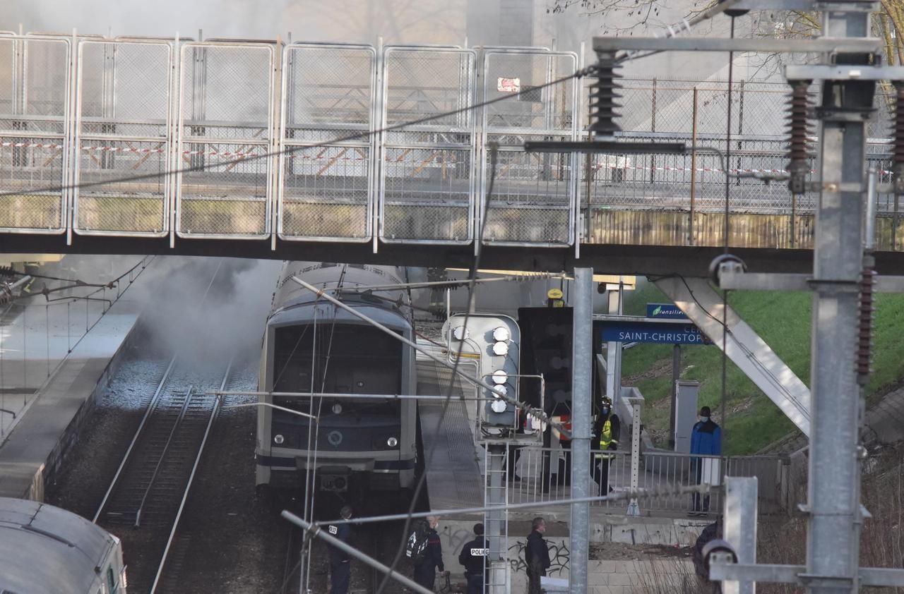 <b></b> Un SDF a mis le feu à des détritus dans une rame du RER, à Cergy-Saint-Christophe. Deux personnes ont été incommodées par les fumées. Le trafic est entièrement interrompu.