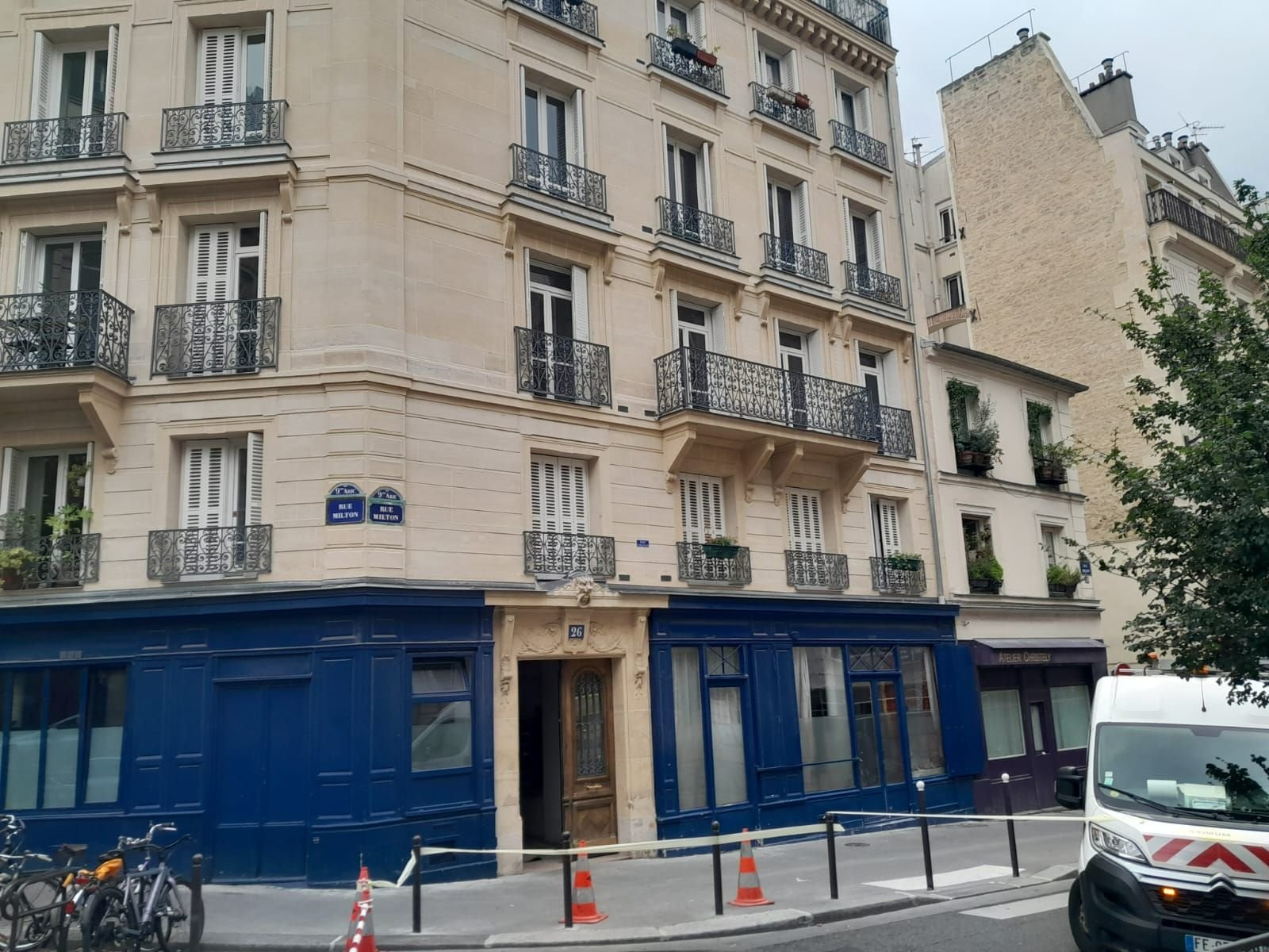Paris (IXe), ce mercredi. C'est dans cet immeuble du 26 rue Milton qu'un homme de 37 ans aurait tué sa mère de 78 ans. LP/Julien Constant
