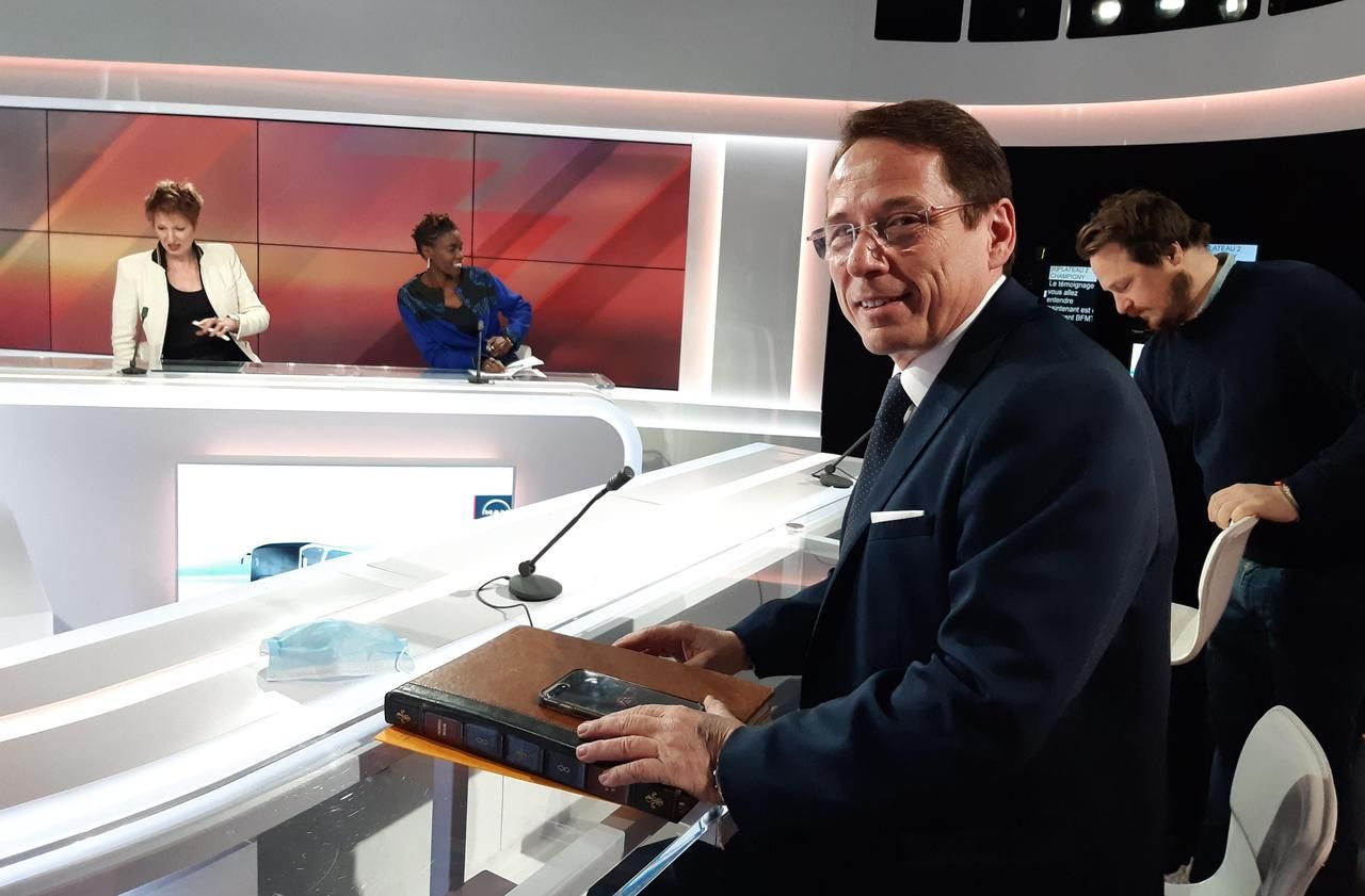 <b></b> Paris, le 10 mars 2021. Ludovic Toro, maire de Coubron (Seine-Saint-Denis), intervient régulièrement à la télévision, comme ici sur le plateau de BFMTV.