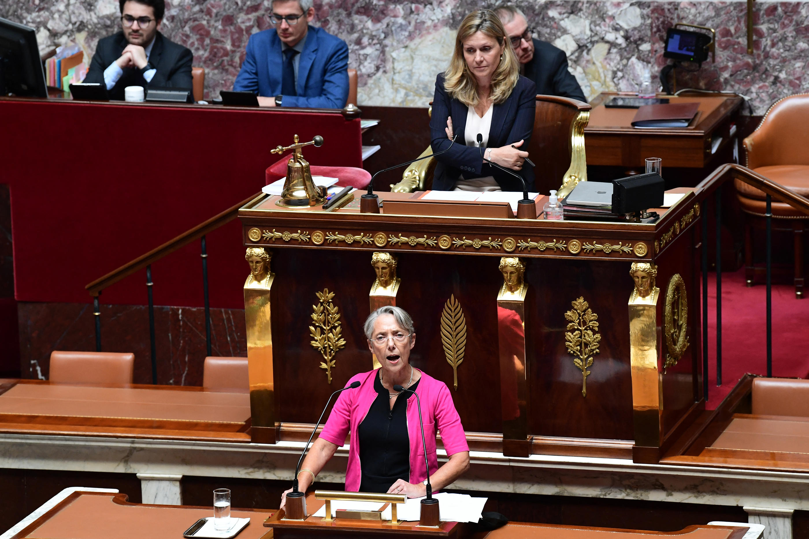 Yaël Braun-Pivet (en haut), la présidente de l’Assemblée nationale, et Élisabeth Borne, la Première ministre, confient subir souvent le machisme ordinaire. AFP/Bertrand Guay