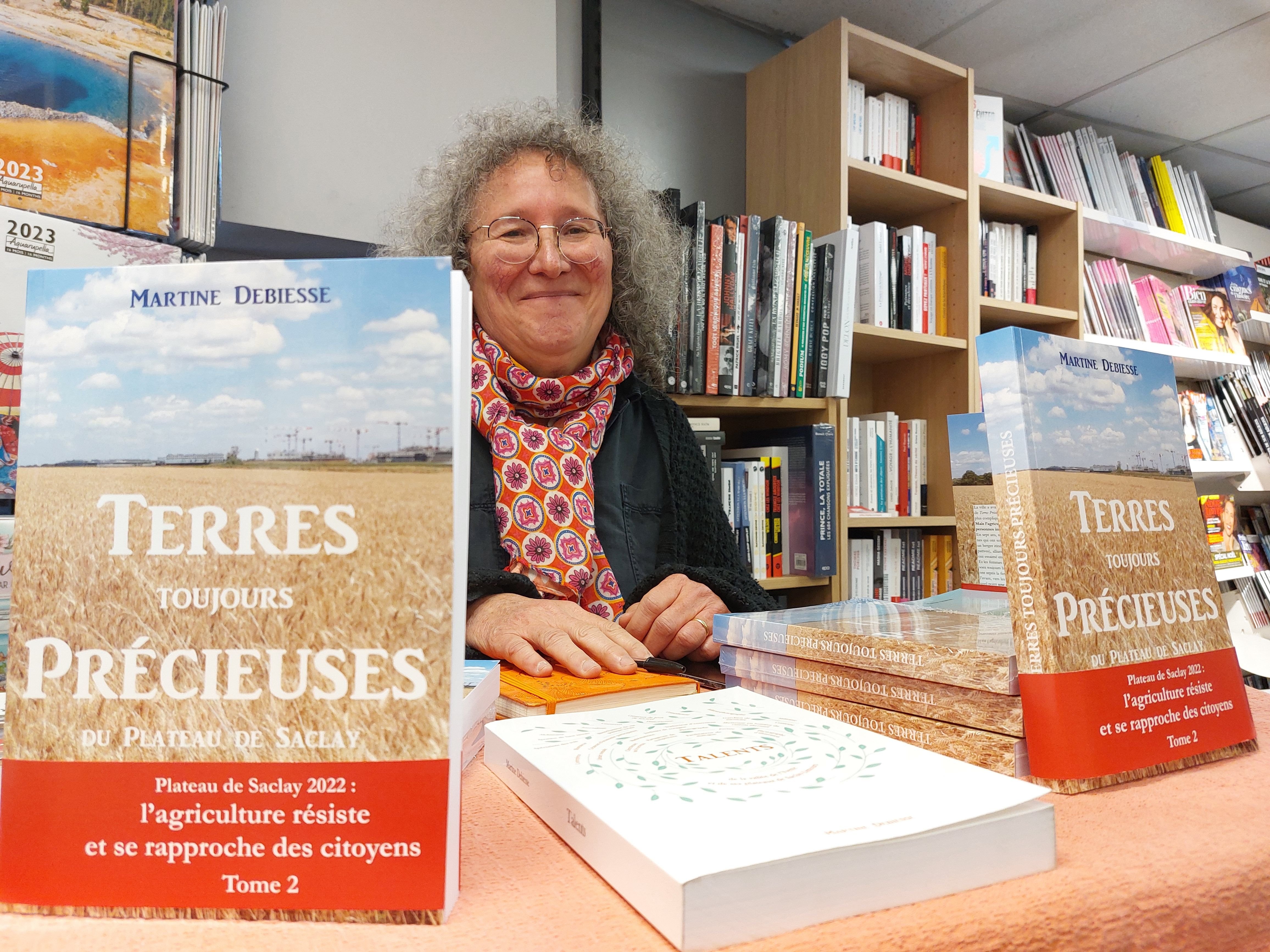 La biographe Martine Debiesse a écrit un 2e tome de Terres précieuses pour actualiser ses portraits des agriculteurs du plateau de Saclay. LP/Cécile Chevallier