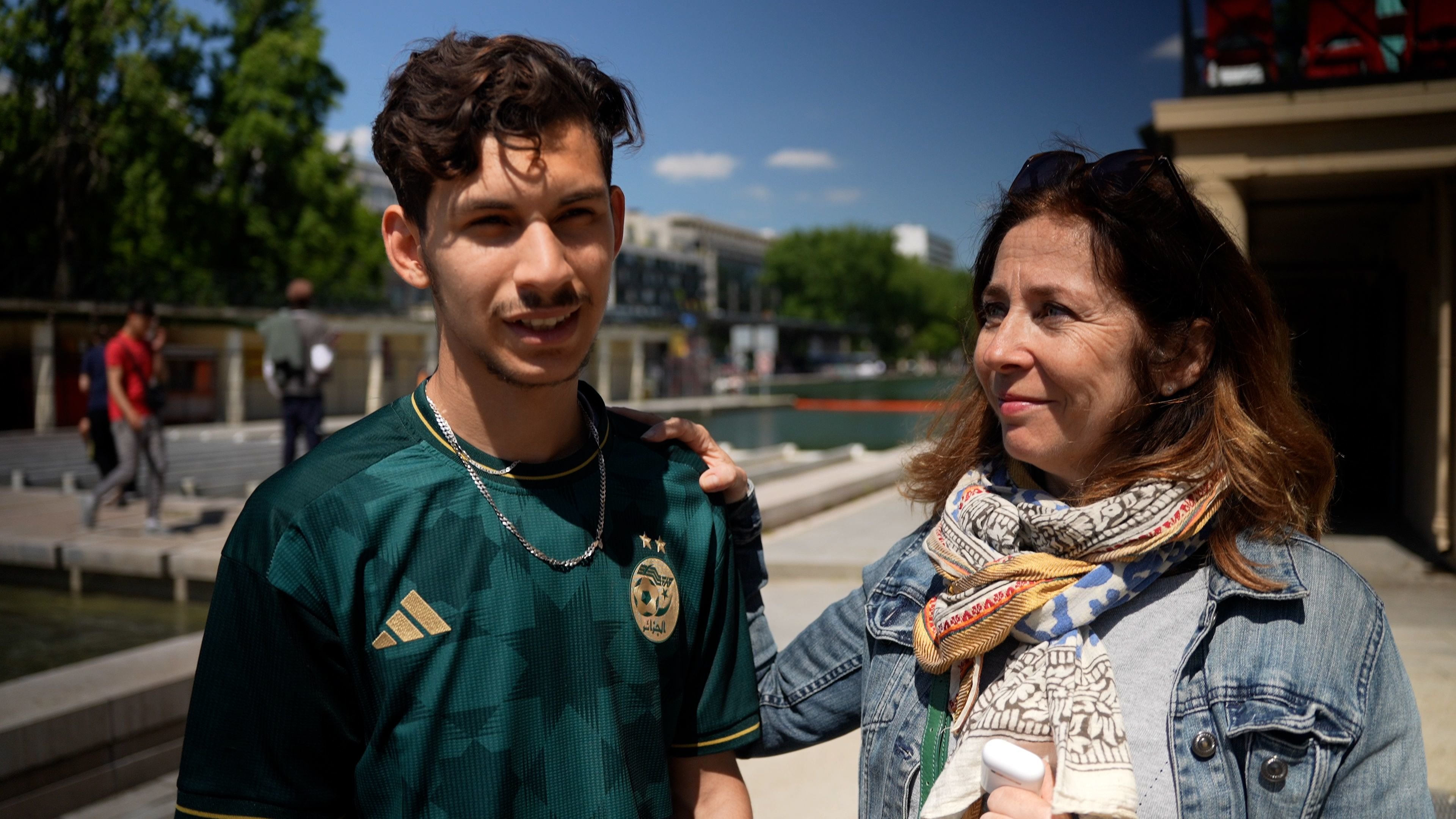 Paris (XIXe), vendredi. Nouari, 18 ans, a plongé, malgré le courant, dans le bassin de la Villette pour sauver Michèle qui était aspirée. LP/Laura Wojcik