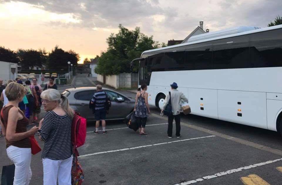 <b></b> Mennecy, ce mercredi matin. La mairie renouvelle son opération « une journée en famille à la mer pour un euro ». Les premiers bénéficiaires sont partis à Deauville. 