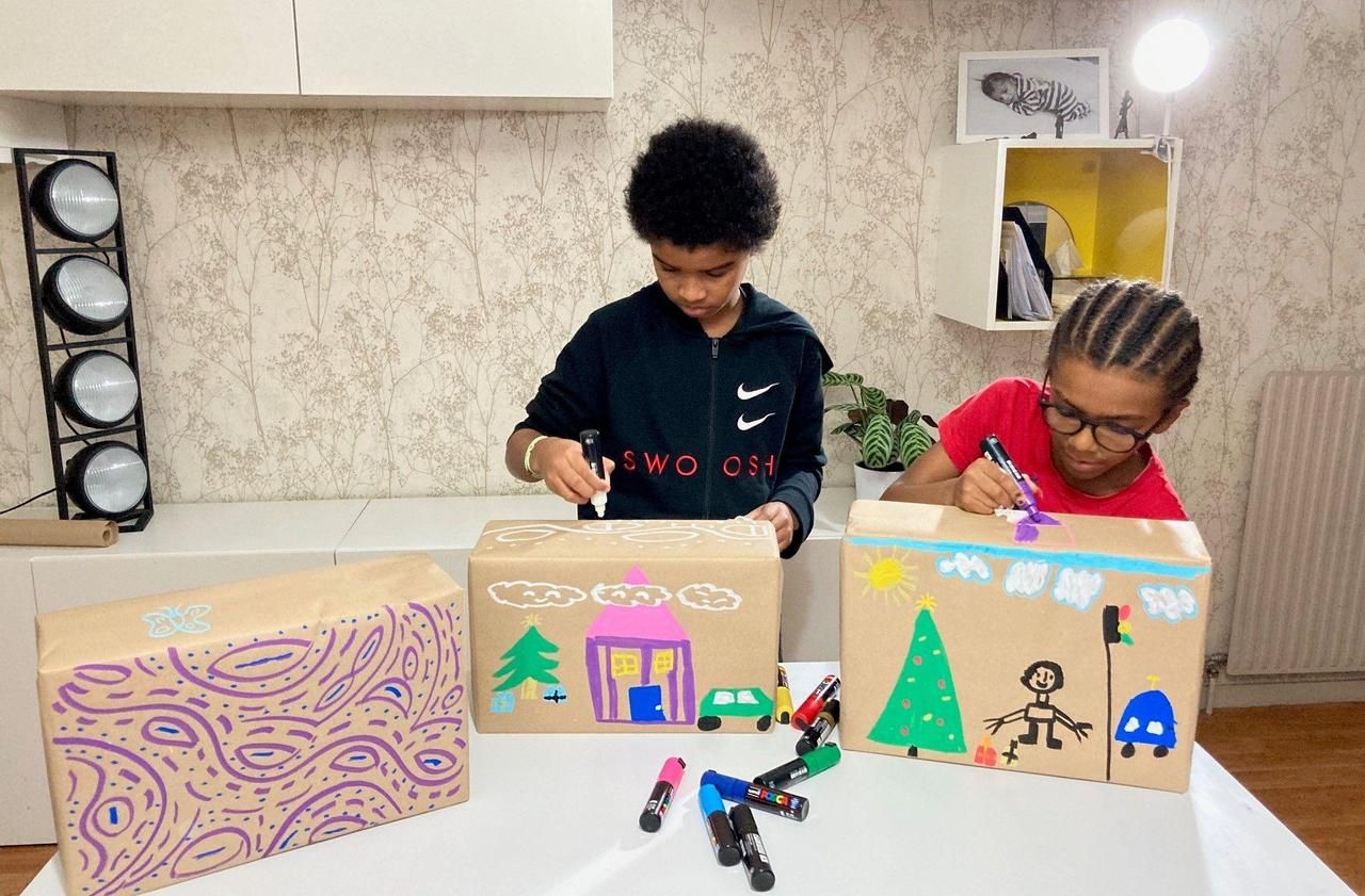 <b></b> Courbevoie (Hauts-de-Seine). Nioosha (9 ans et demi) et Asamoah (6 ans et demi) ont pris très à cœur la fabrication de leurs boîtes de Noël pour les plus démunis.