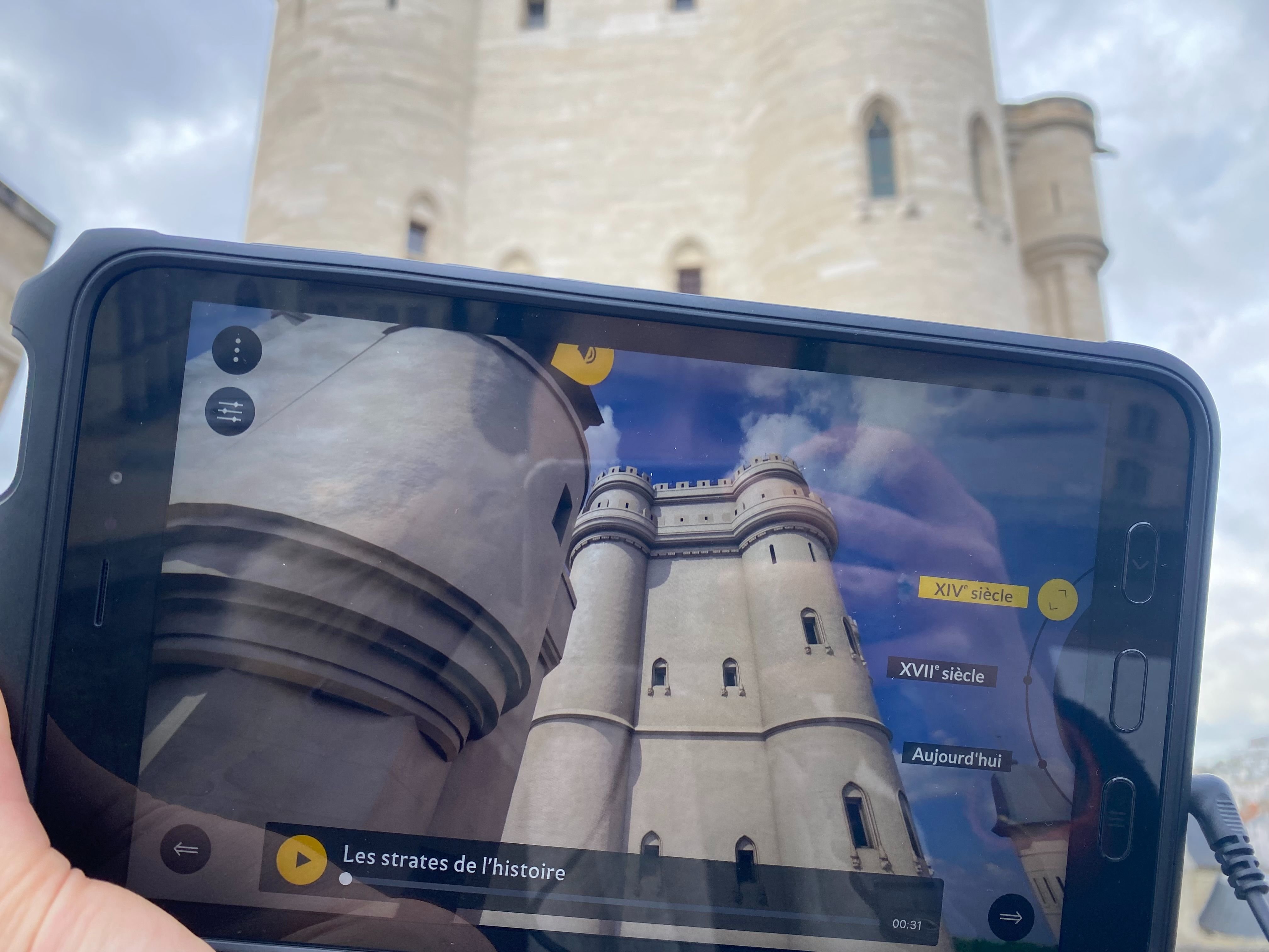 Château de Vincennes (Val-de-Marne), jeudi 15 février. Les tablettes en réalité augmentée ravissent les premiers visiteurs qui ont pu les tester. LP/Domitille Robert