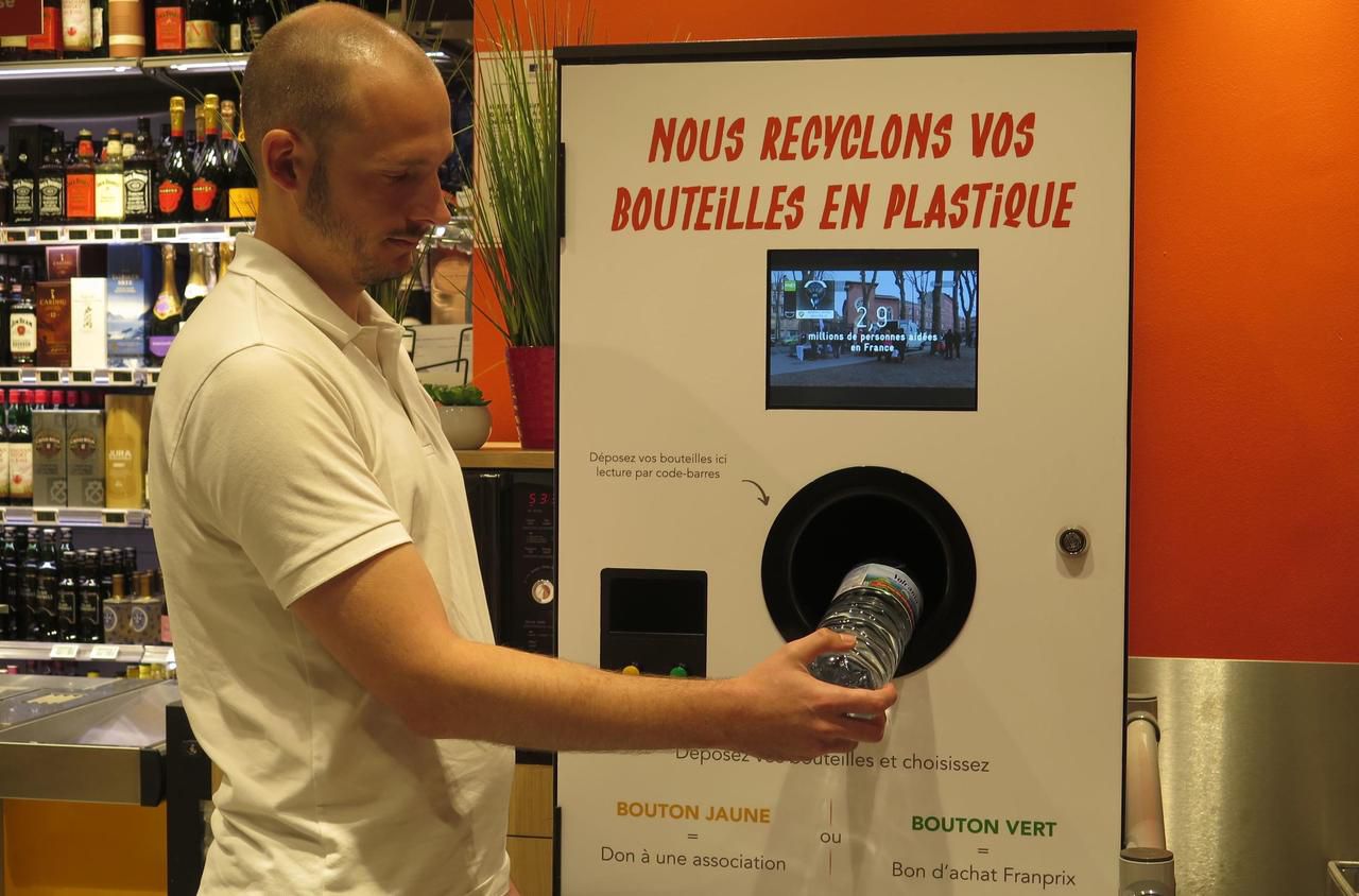 <b></b> Rueil-Malmaison, jeudi 12 septembre 2019. Le magasin Franprix proche du RER A mis en place une borne pour récupérer les bouteilles en plastique, recyclées ensuite par Lemon Tri.