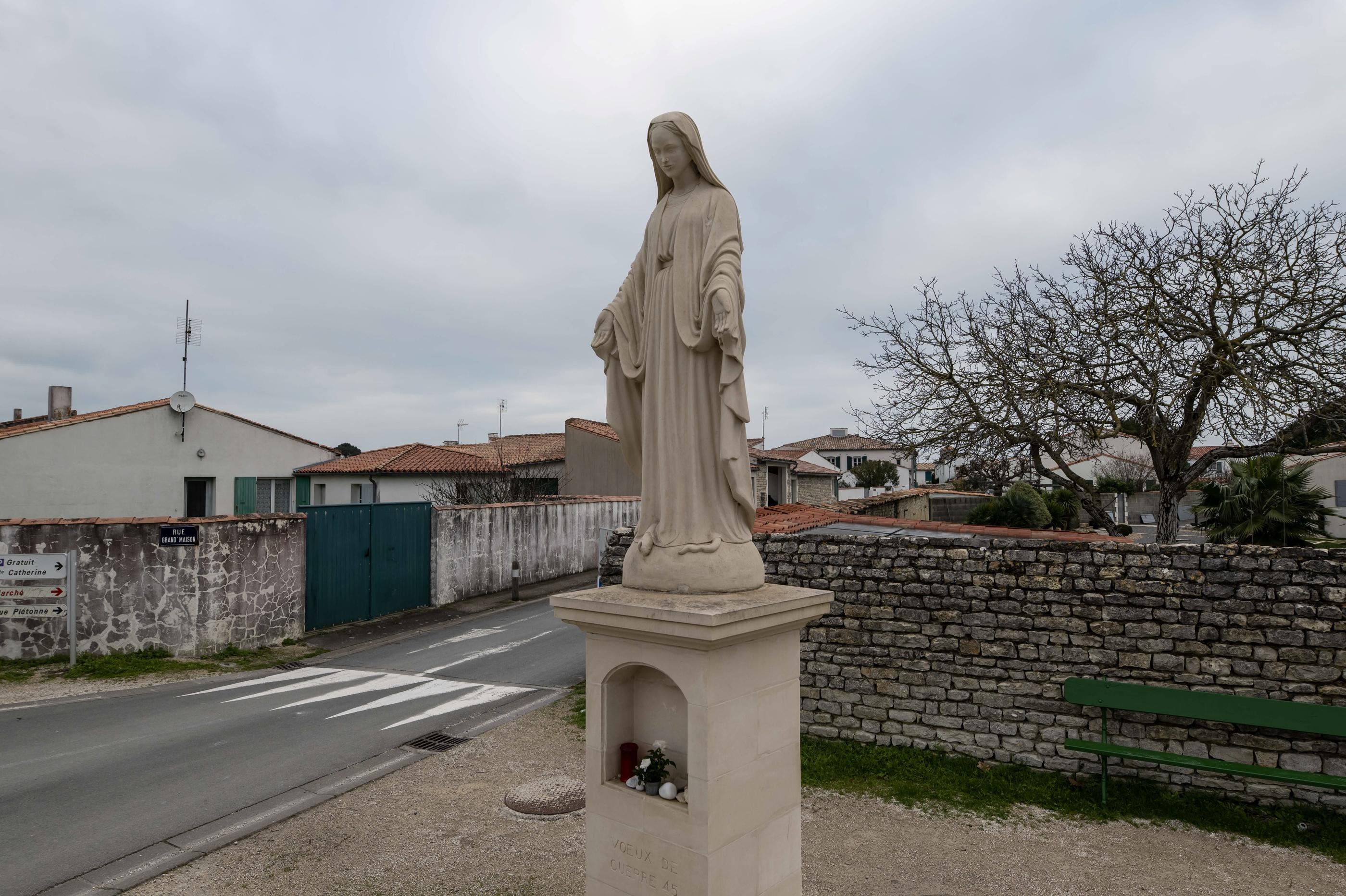 Condamnée par la justice à disparaître de l'espace public, la statue de la vierge de la Flotte-en-Ré (Charente-Maritime) est réapparue à quelques encablures de son socle précédent, sur un bout de terrain privé cette fois. PhotoPQR/Sud Ouest/Xavier Leoty