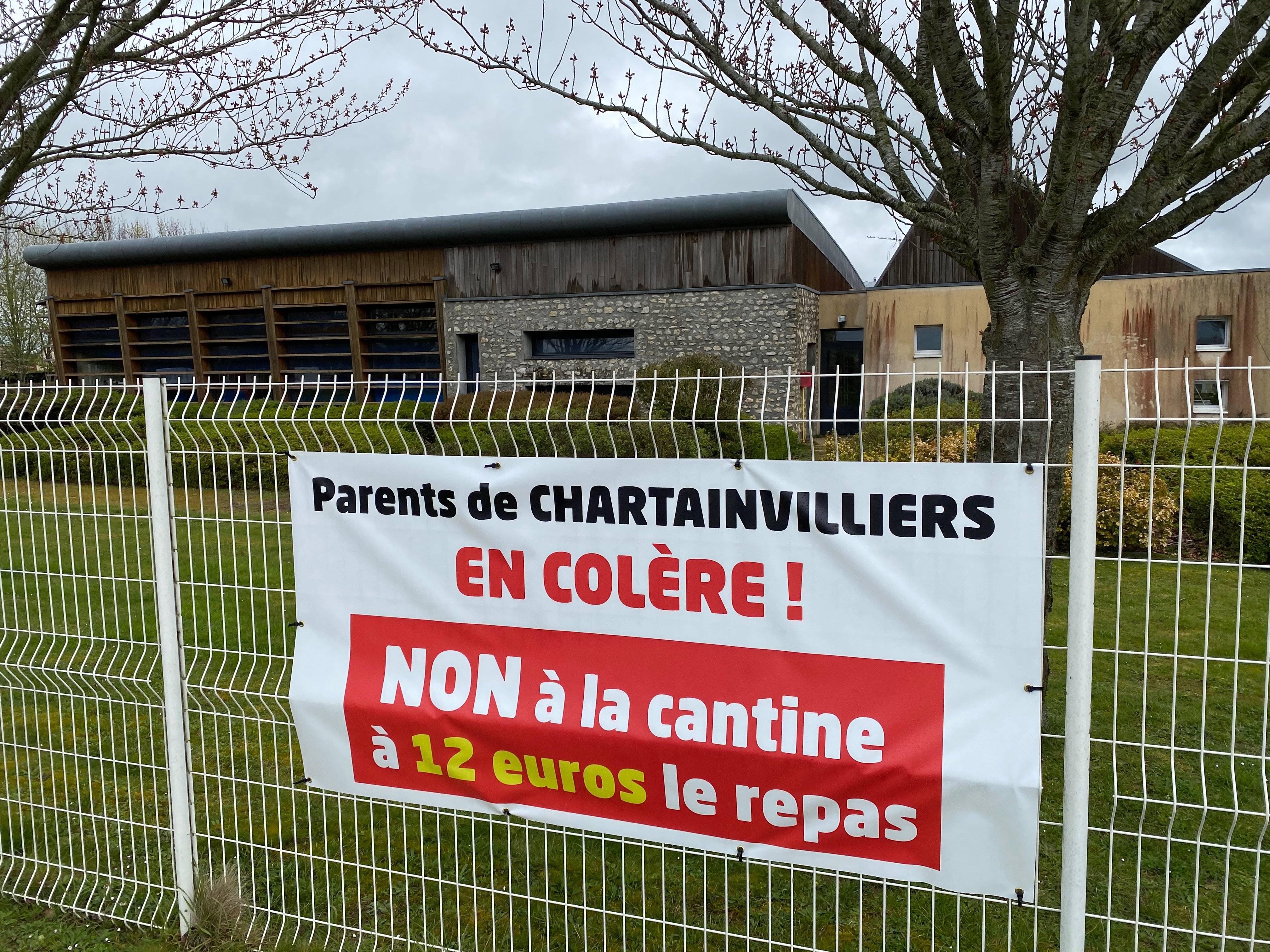Les parents d'élèves de l'école primaire de Chartrainvilliers dénonçaient la hausse conséquente du prix de la cantine. LP/Emmanuel Sénécharles