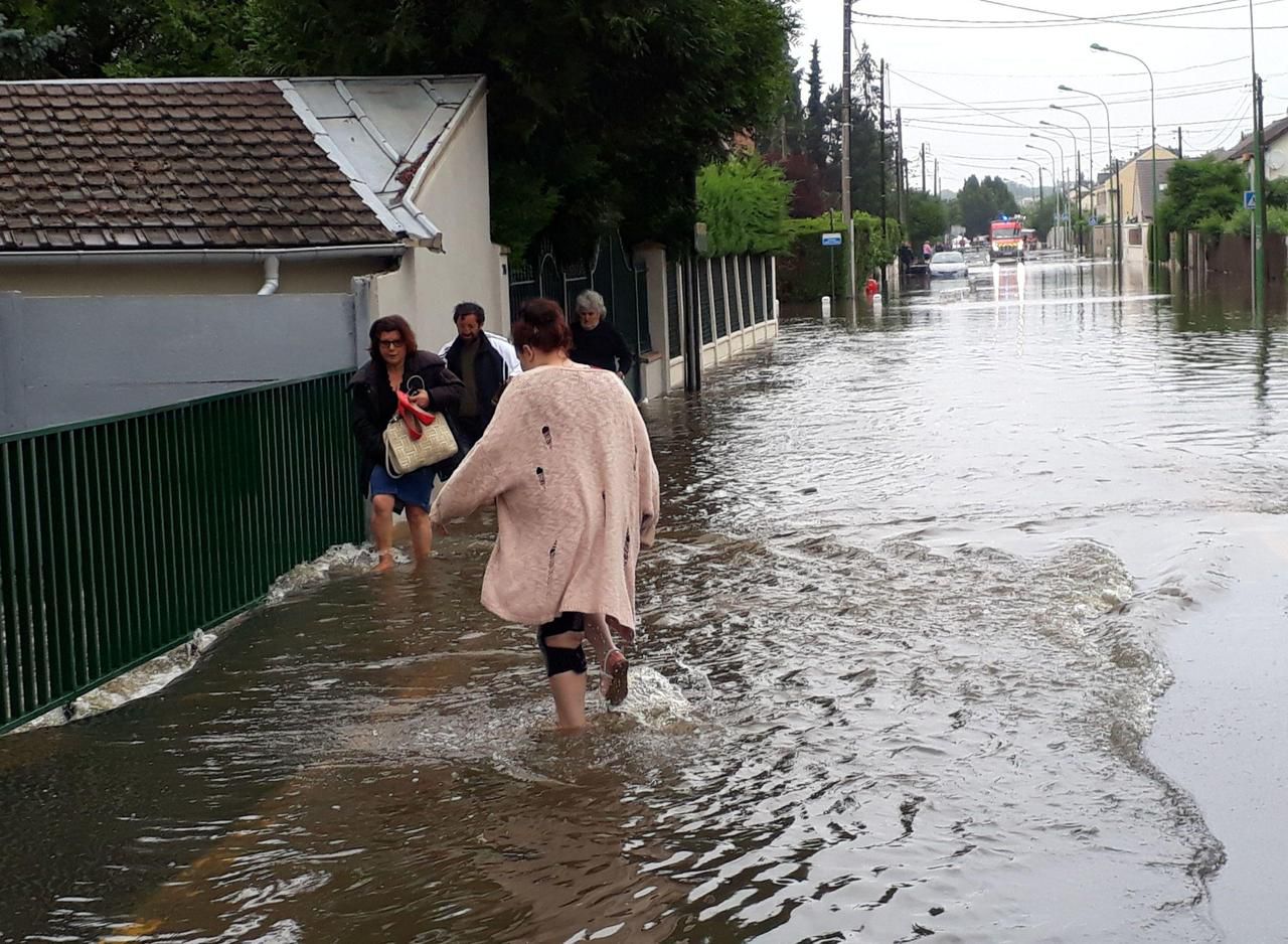 <b></b> Ozoir-la-Ferrière, le 12 juin. La rue Raoul-Nordling avait été particulièrement touchée par les inondations.