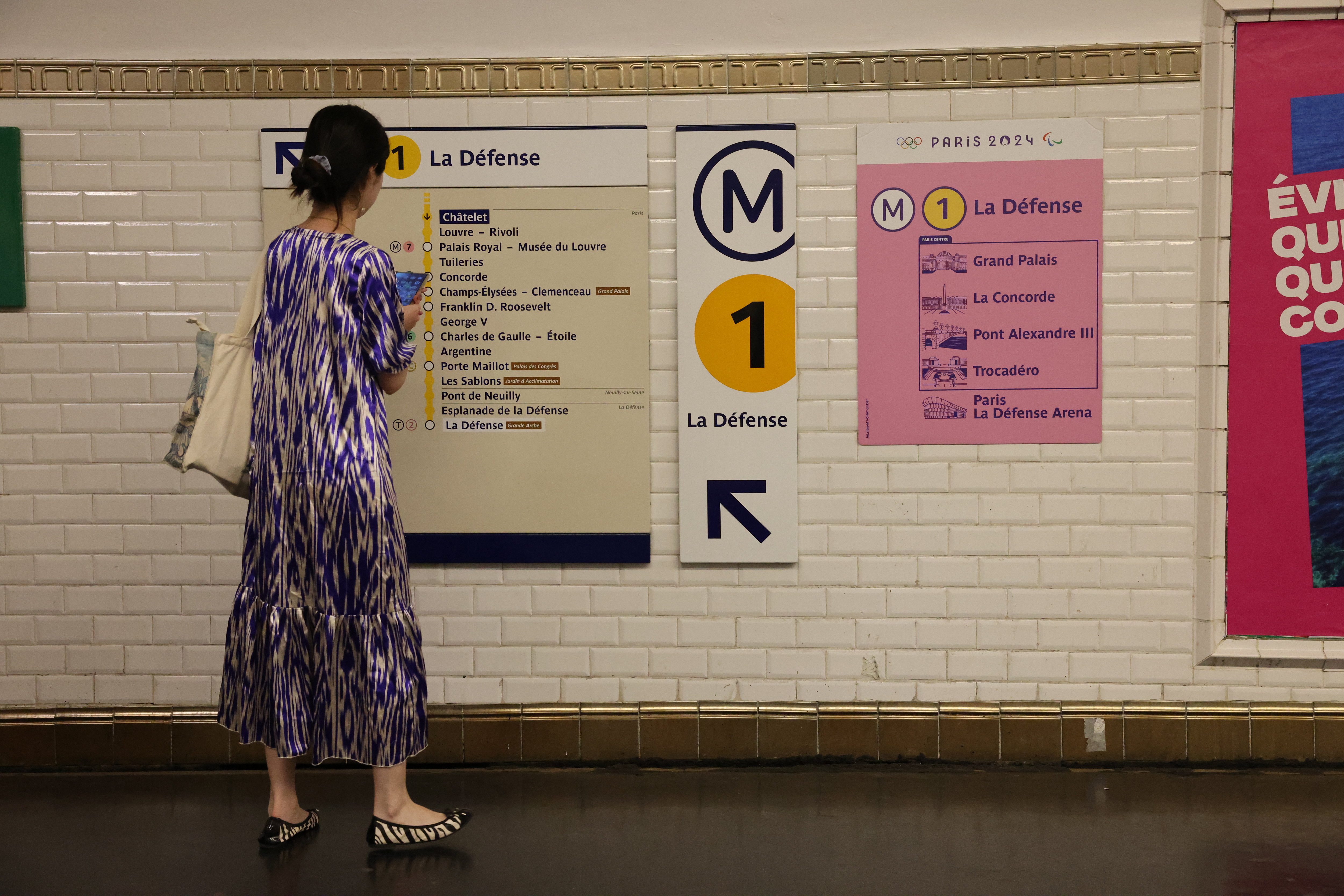 Pour aider les visiteurs à se repérer pendant les Jeux, les sites olympiques sont clairement identifiés sur des panneaux roses qui ornent les couloirs des stations de métro et RER. LP/Olivier Lejeune