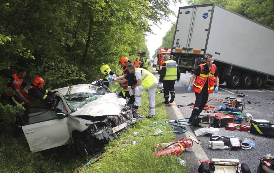 <b>Pontcarré, mercredi.</b> Un homme de 48 ans est décédé après que son véhicule a percuté un camion sur la D 471. 