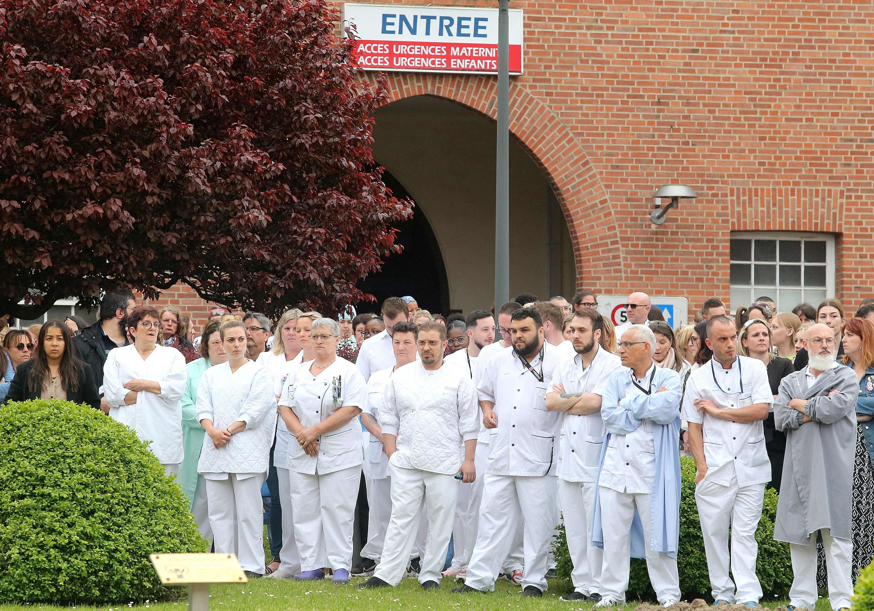 Les collègues de Carène Mezino ont observé une minute de silence en hommage à l'infirmière mortellement agressée au CHU de Reims. Les personnels soignants sont de plus en plus souvent la cible de violences. AFP/François Nascimbeni
