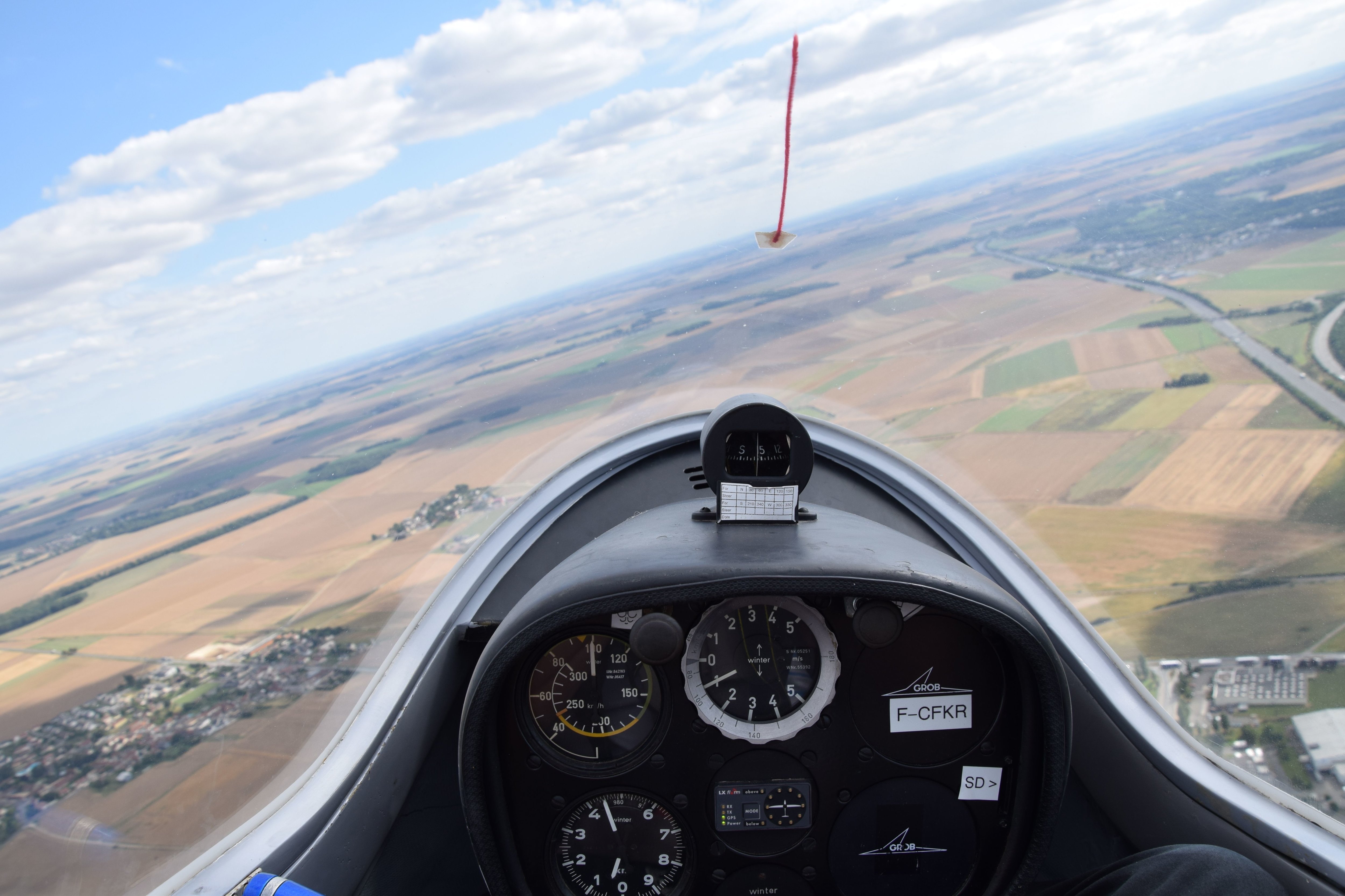 Dans le cockpit exiguë du planeur, la vue sur Chartres (Eure-et-Loir) et la Beauce qui l'entoure est exceptionnelle. LP/Christophe Blondel