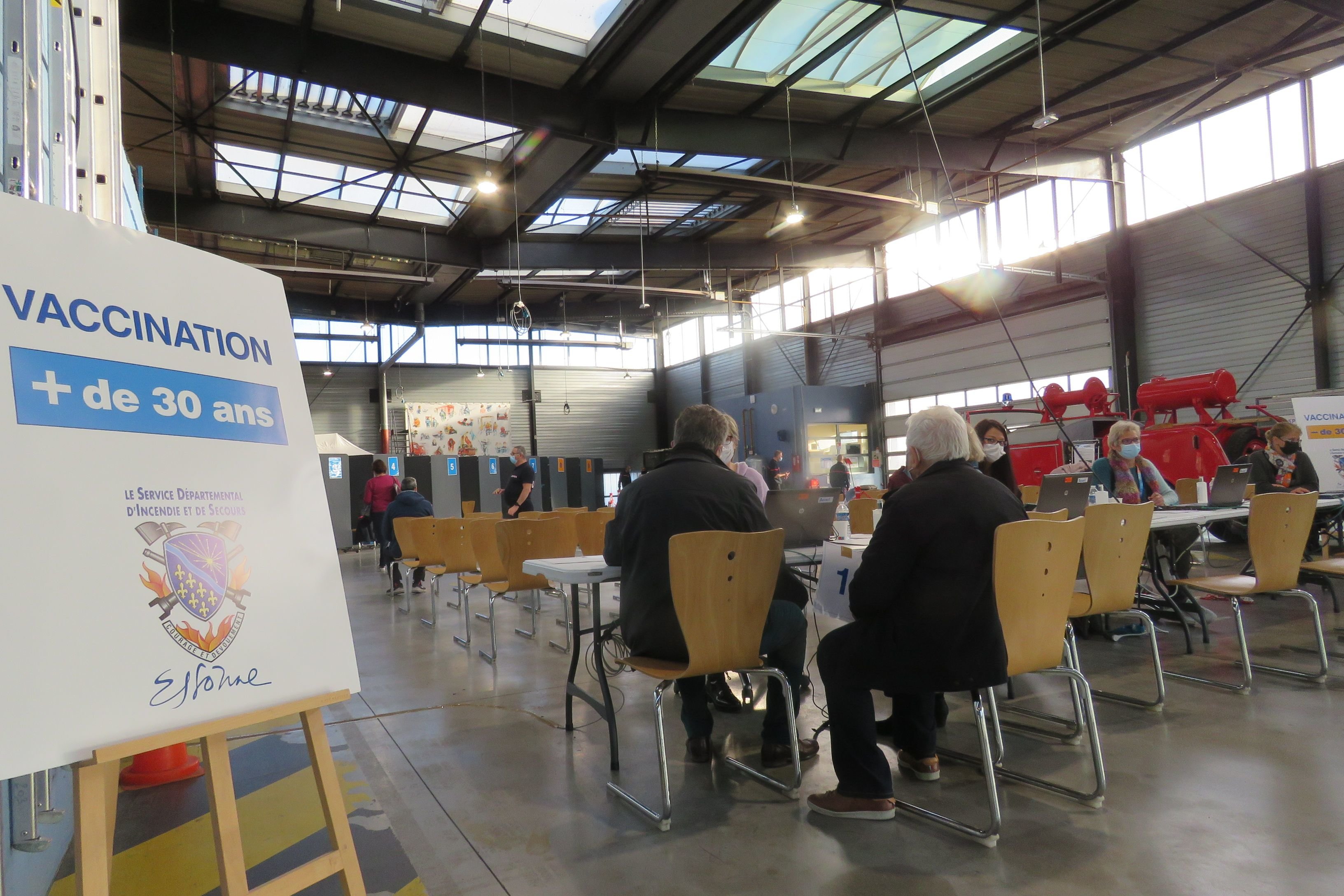 Fleury-Mérogis, dimanche 2 janvier 2022. Depuis plusieurs mois, un des bâtiments de l'Ecole départementale d'incendie et de secours de l'Essonne est transformé en centre de vaccination ouvert le week-end.