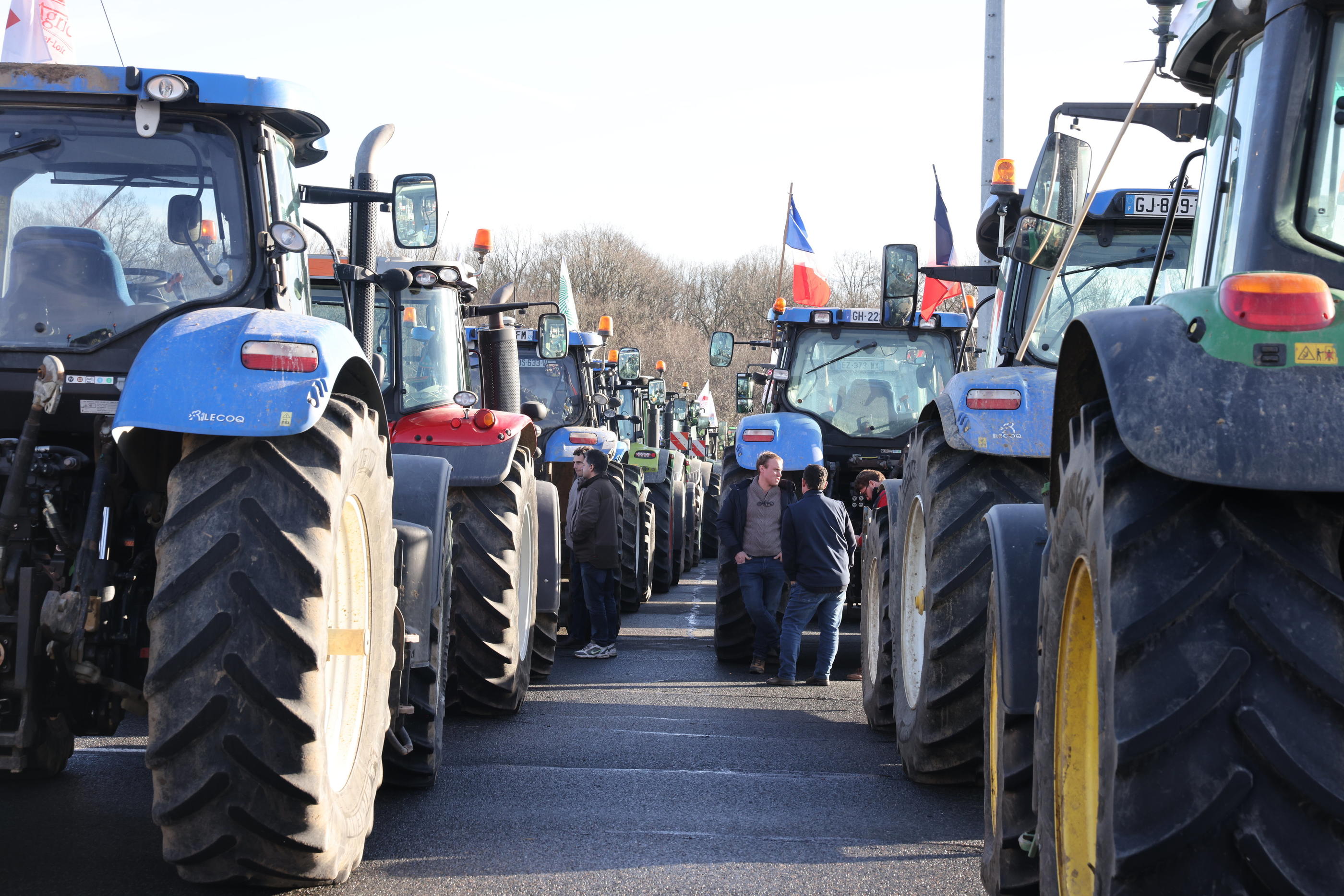 Dès ce lundi, 14 heures, des centaines de tracteurs (ici le 26 janvier au péage de Saint-Arnoult) vont converger vers la capitale. Les agriculteurs prévoient d’ériger des barrages sur l’ensemble des «axes lourds». LP/Olivier Lejeune