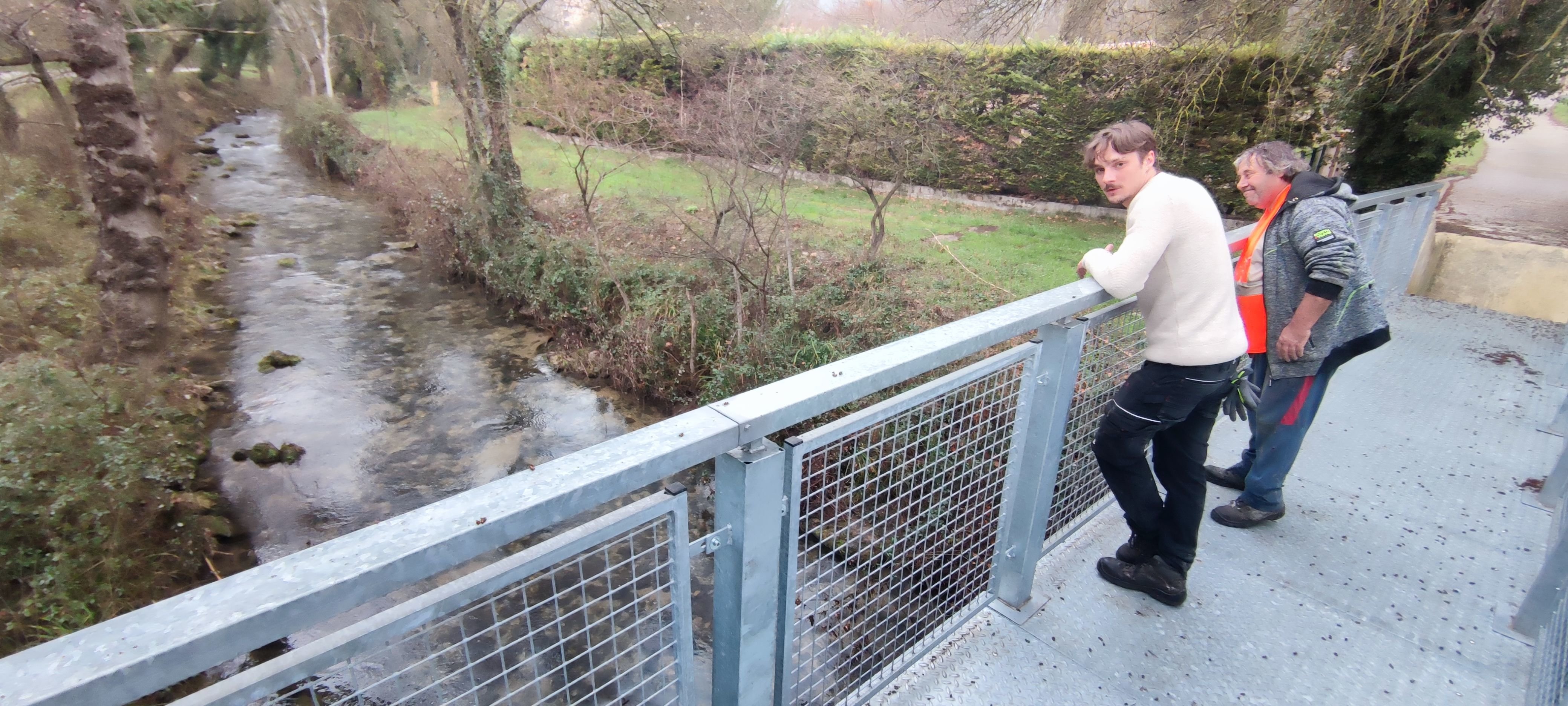 À Sainte-Anastasie (Var), ce vendredi, des employés municipaux observent la rivière, qui a repris vie au début du mois. LP/Diane Andrésy