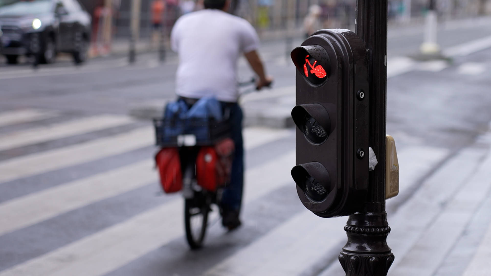 Au moins 38% des cyclistes Français sont déjà passés au rouge, dans une situation où cela leur était totalement interdit, selon une enquête Ipsos menée en 2022.
