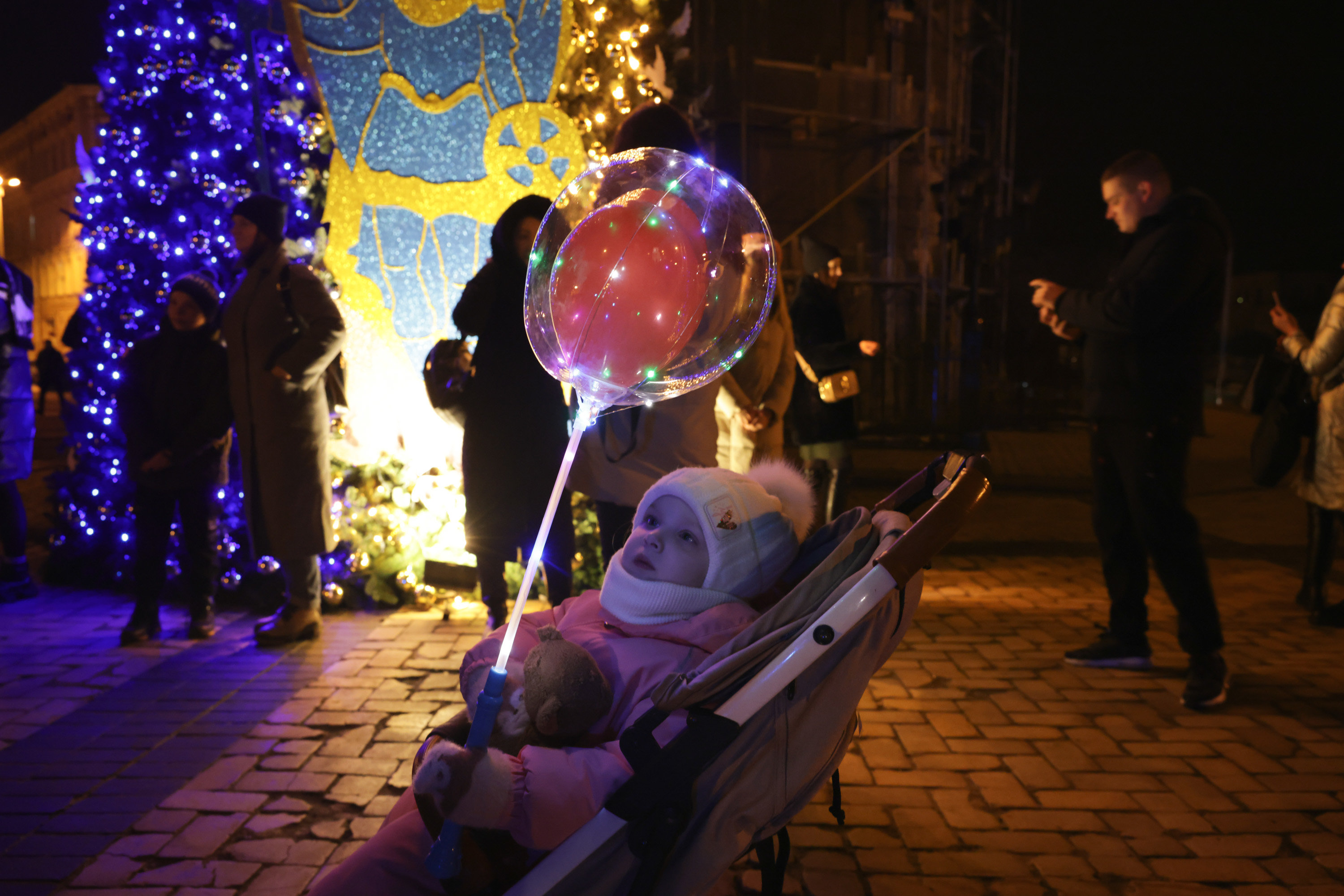 À Kiev, ce vendredi, sur la place de la cathédrale Sainte-Sophie, les familles ukrainiennes se réunissent malgré la guerre pour commencer à célébrer Noël. LP/Philippe de Poulpiquet