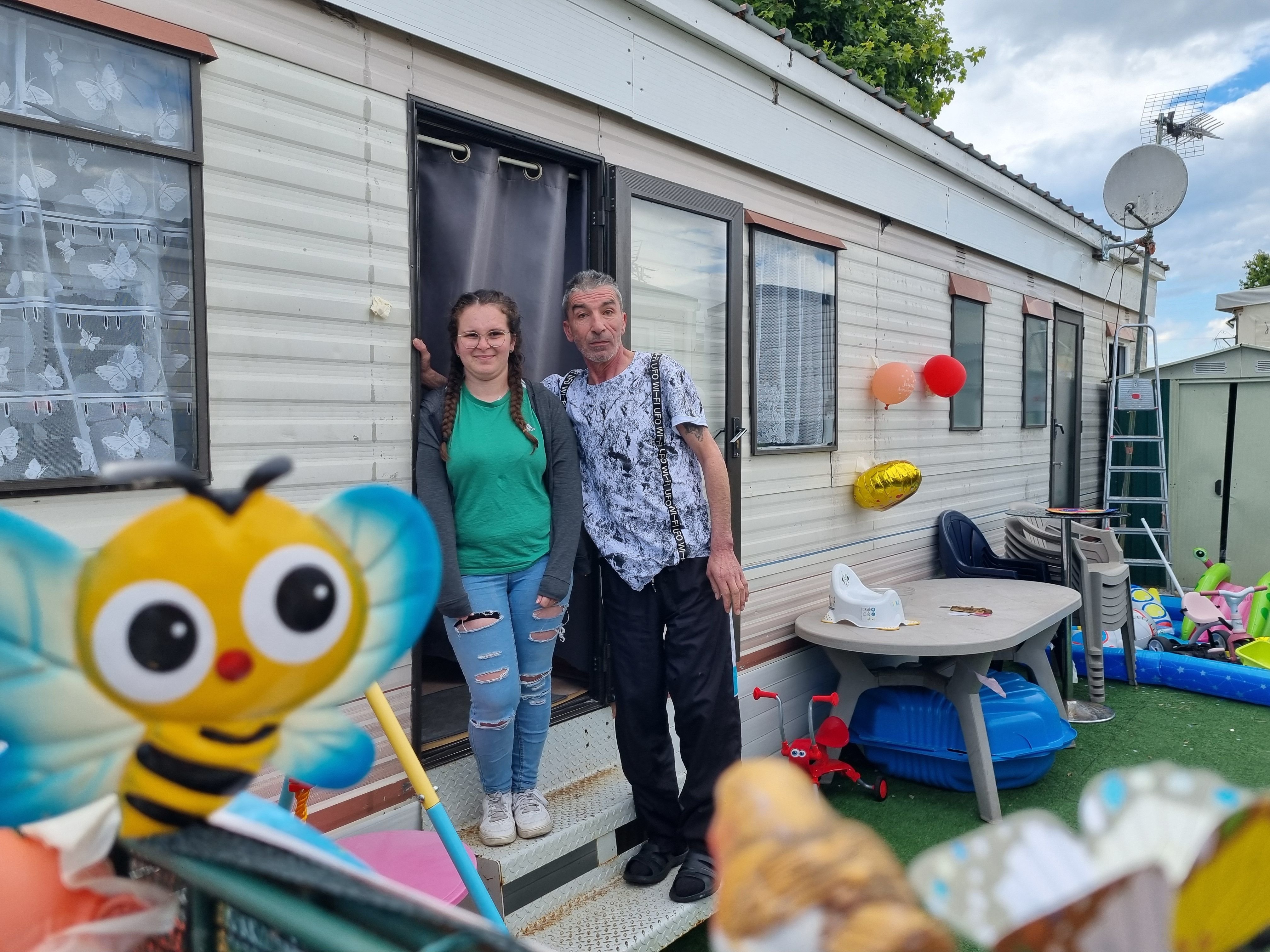 Villers-Saint-Paul (Oise), le mardi 11 juin 2024. Bruno vit au camping du Parc de la Garenne depuis vingt-quatre ans. Il est ici avec sa fille Emilie qui, elle, a déménagé « dans le dur ». LP/Armelle Camelin