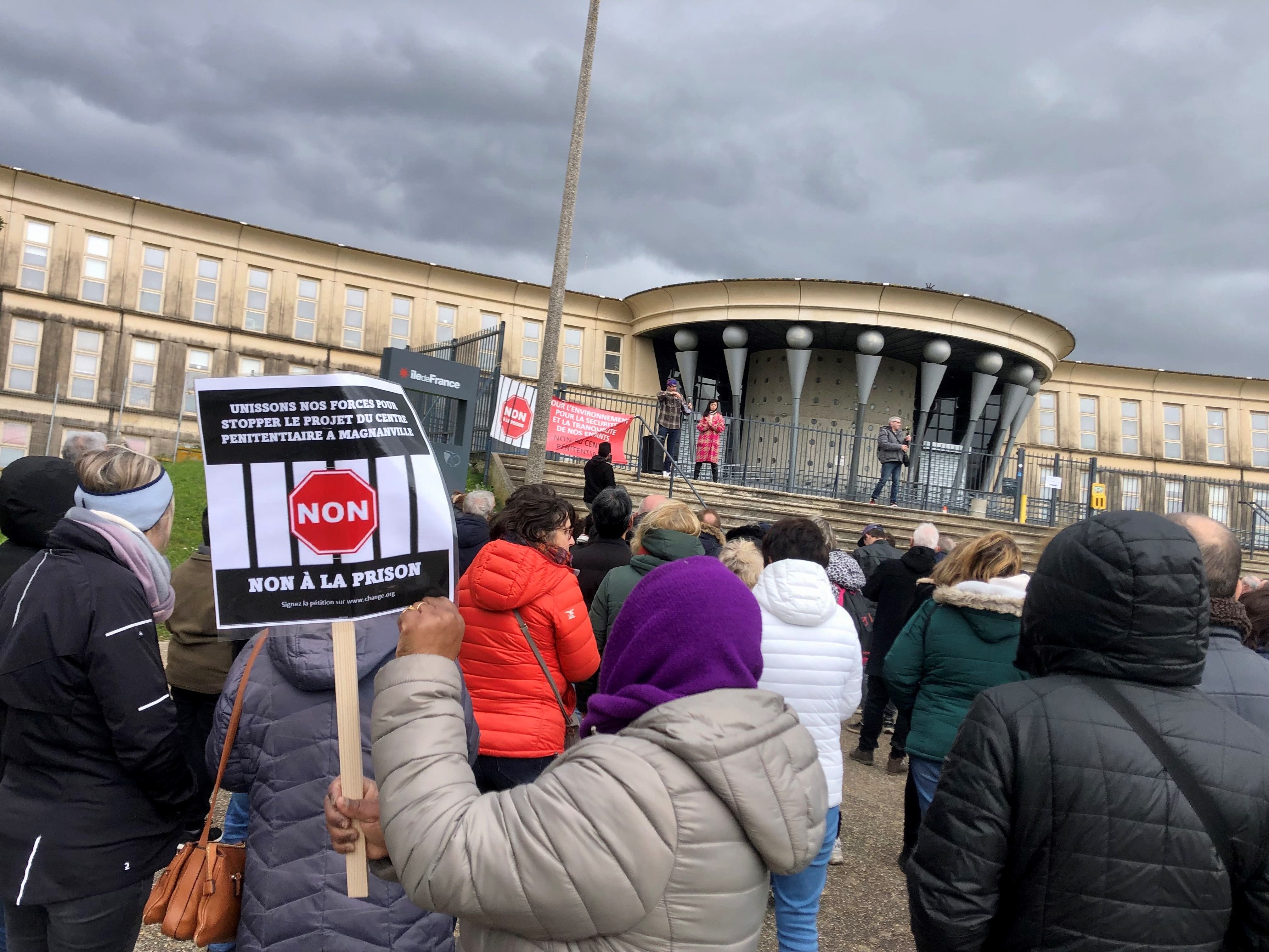 Magnanville, samedi 9 mars. L'opposition à la prison est vive, notamment parmi les riverains qui vont assister à la disparition de "leurs" champs. LP/Sébastien Birden