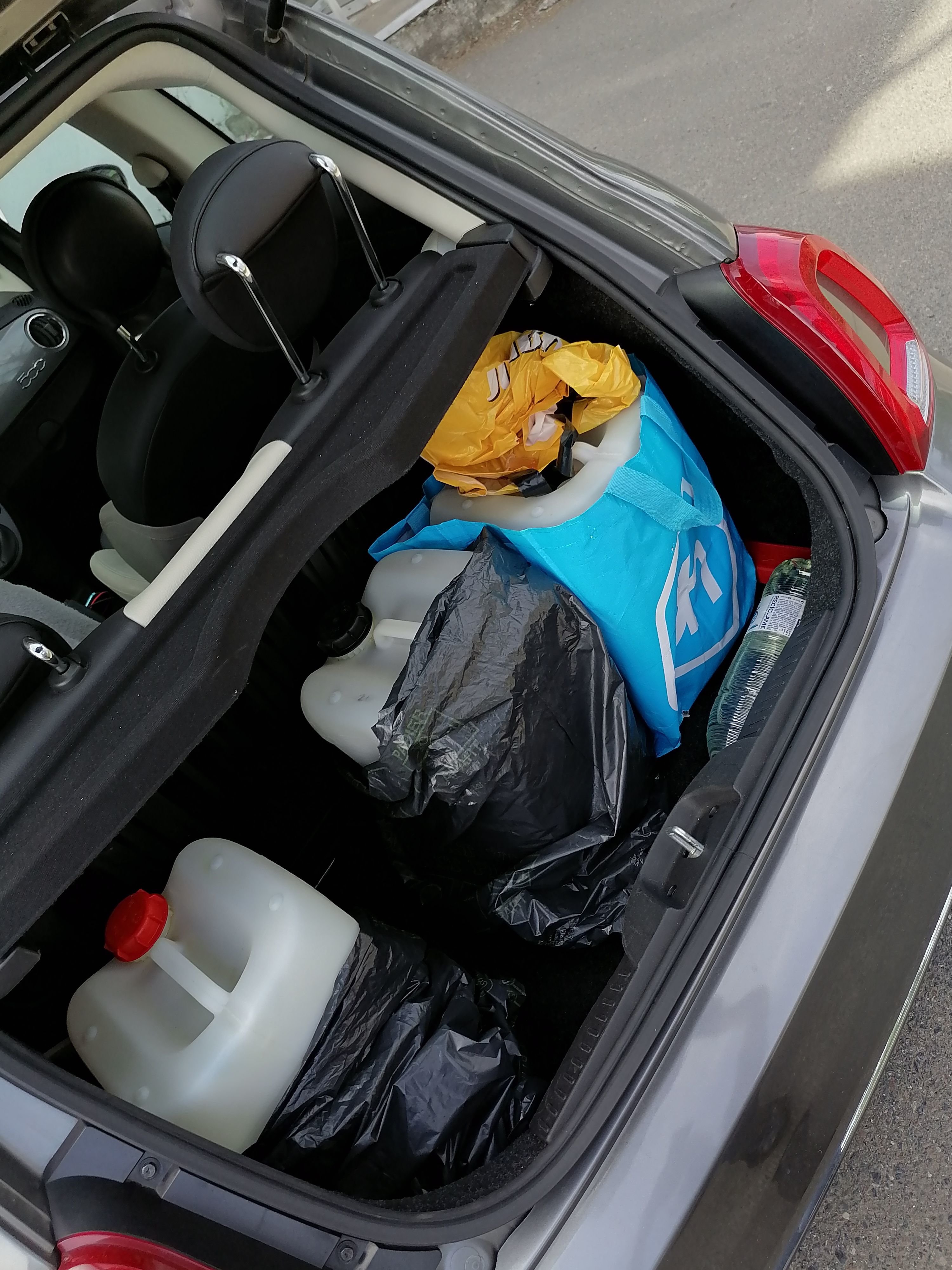 Ressons-sur-Matz (Oise), dimanche 4 août. Un couple d'Espagnols a été intercepté par les douaniers avec un peu plus de 42 litres d'amphétamines liquides dans le coffre de leur Fiat 500. Direction régionale des douanes