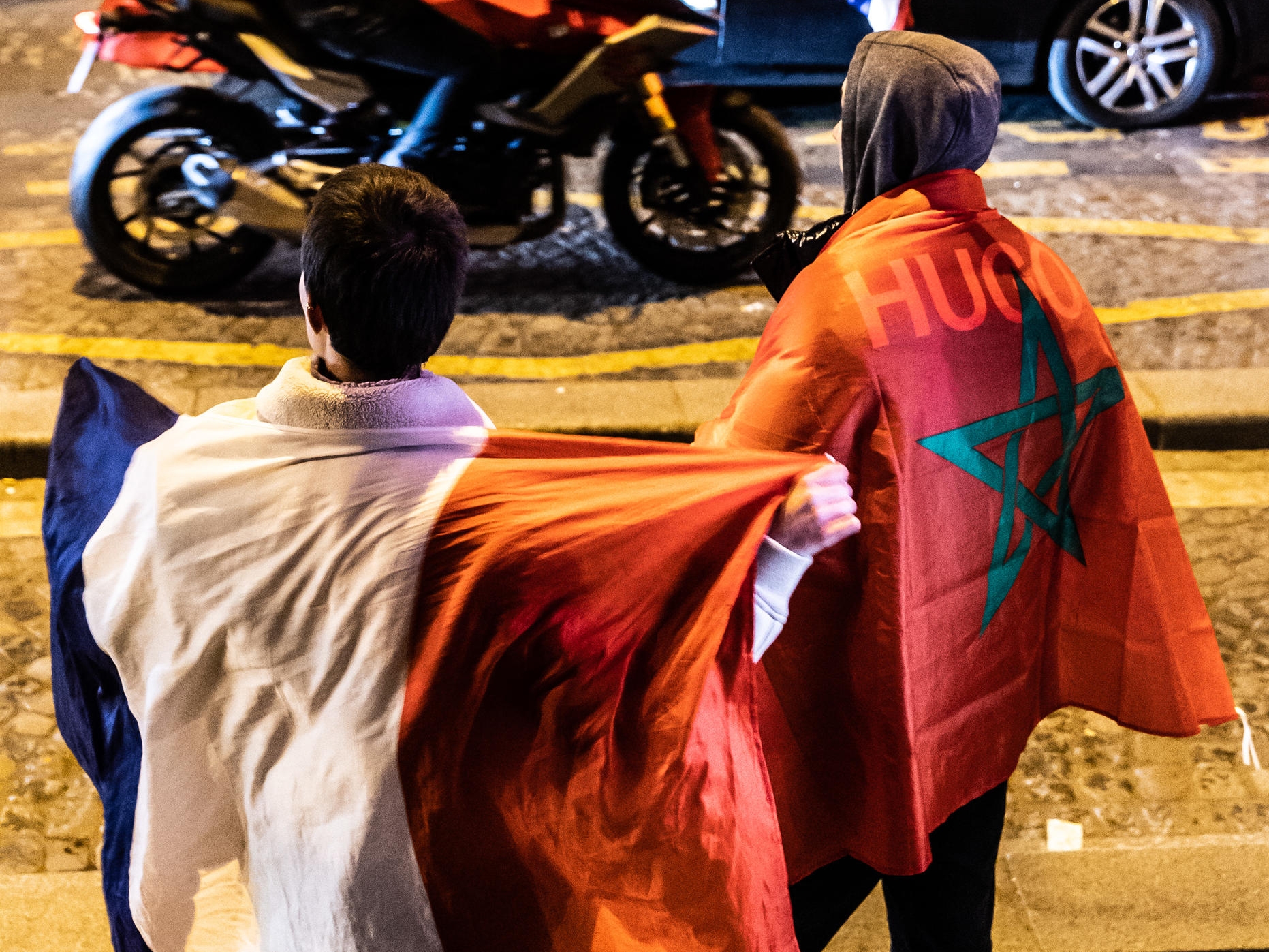 Supporters marocains et français s'étaient déjà retrouvés sur les Champs-Elysées le samedi 10 décembre après la victoire de leur équipe. Karim Daher/Hans Lucas