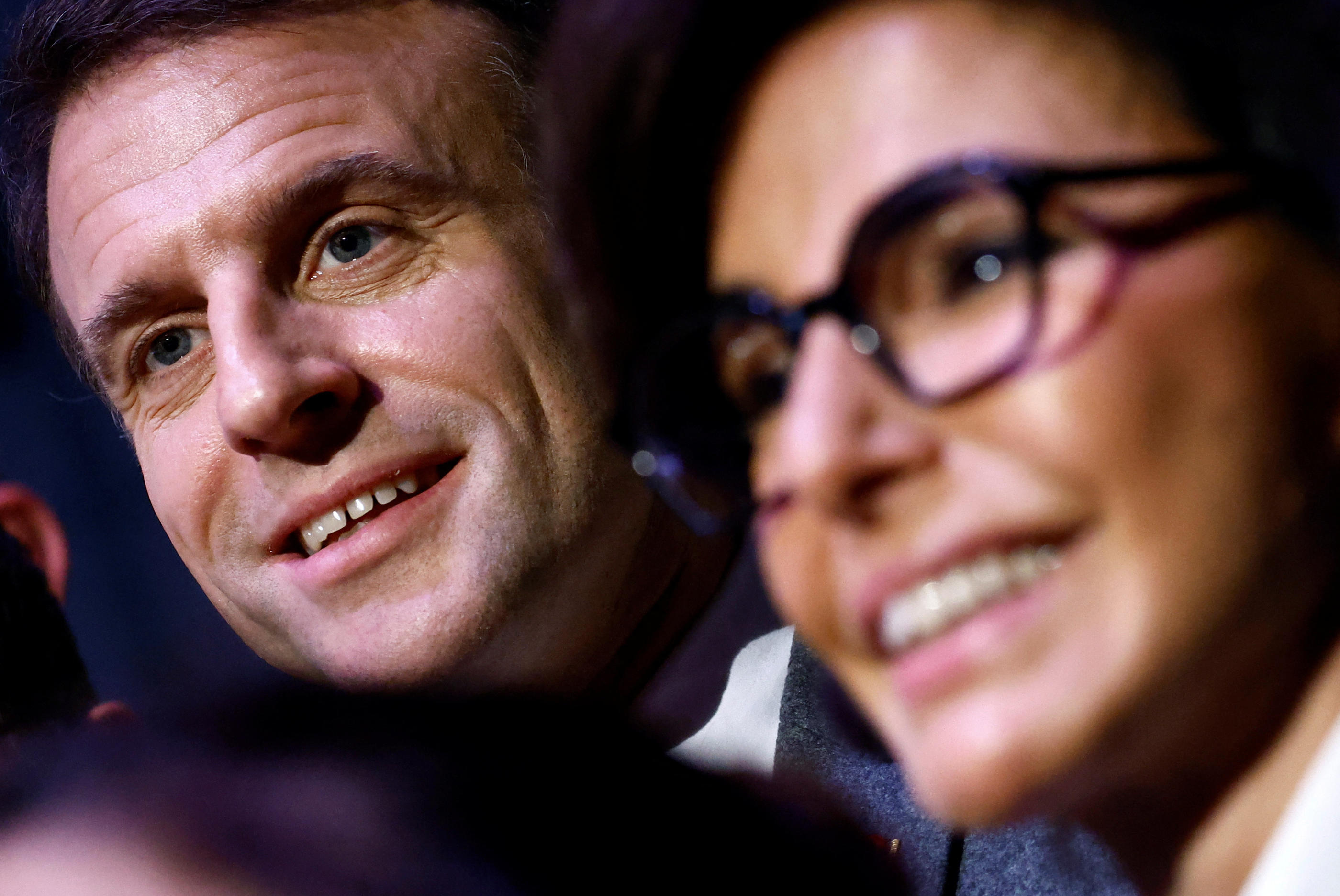Clichy-sous-Bois (Seine-Saint-Denis), ce jeudi. Aux Ateliers Médicis, Emmanuel Macron était à la baguette et la ministre, à ses côtés, s'est faite peu loquace. Reuters/Christian Hartmann