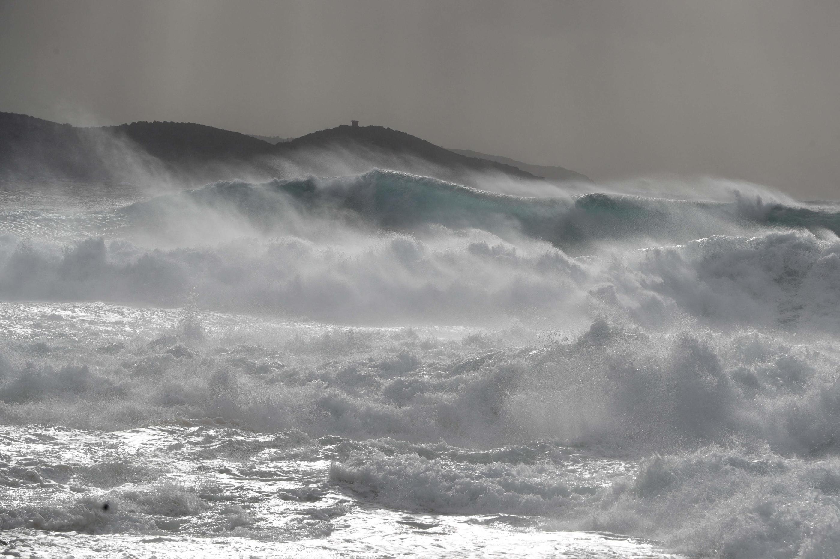 De violentes vagues, pouvant atteindre jusqu'à six mètres de haut, devraient s'abattre sur le littoral français samedi. AFP/Pascal POCHARD-CASABIANCA