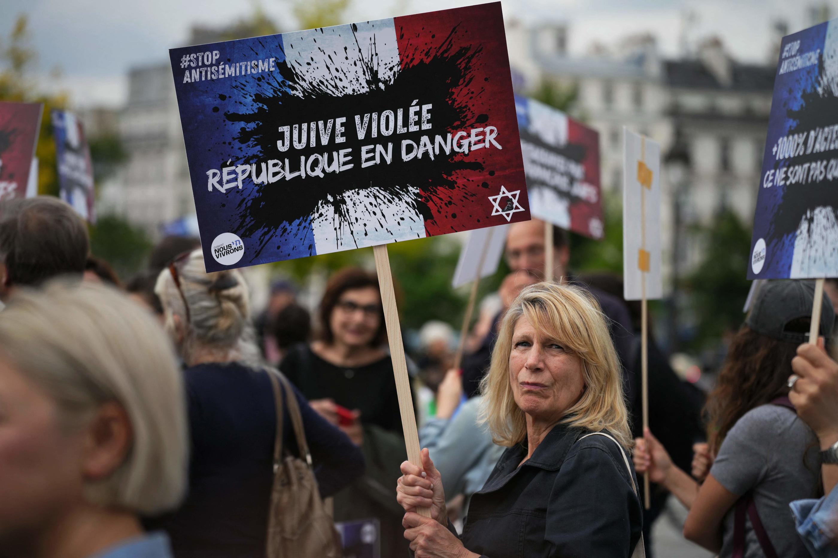 Après un rassemblement à Paris jeudi, deux manifestations sont organisées à Courbevoie, ville où a été violée une jeune fille par trois autres adolescents. AFP/Zakaria ABDELKAFI