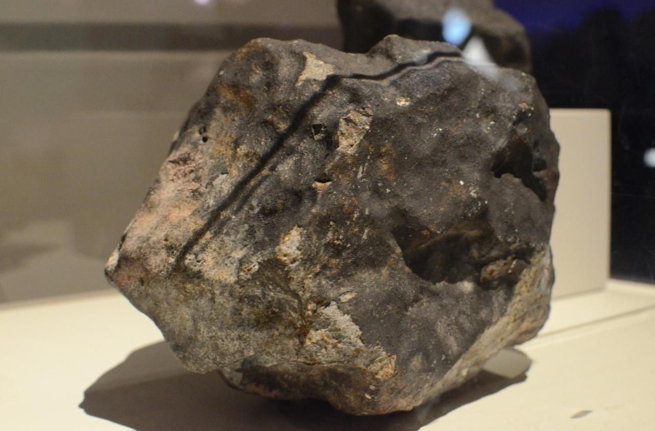 <b></b> Le plus gros fragment de la météorite dite de Draveil est tombé à Savigny-sur-Orge. Il est exposé au Muséum national d’Histoire naturelle dans le cadre de l’exposition Météorites. 