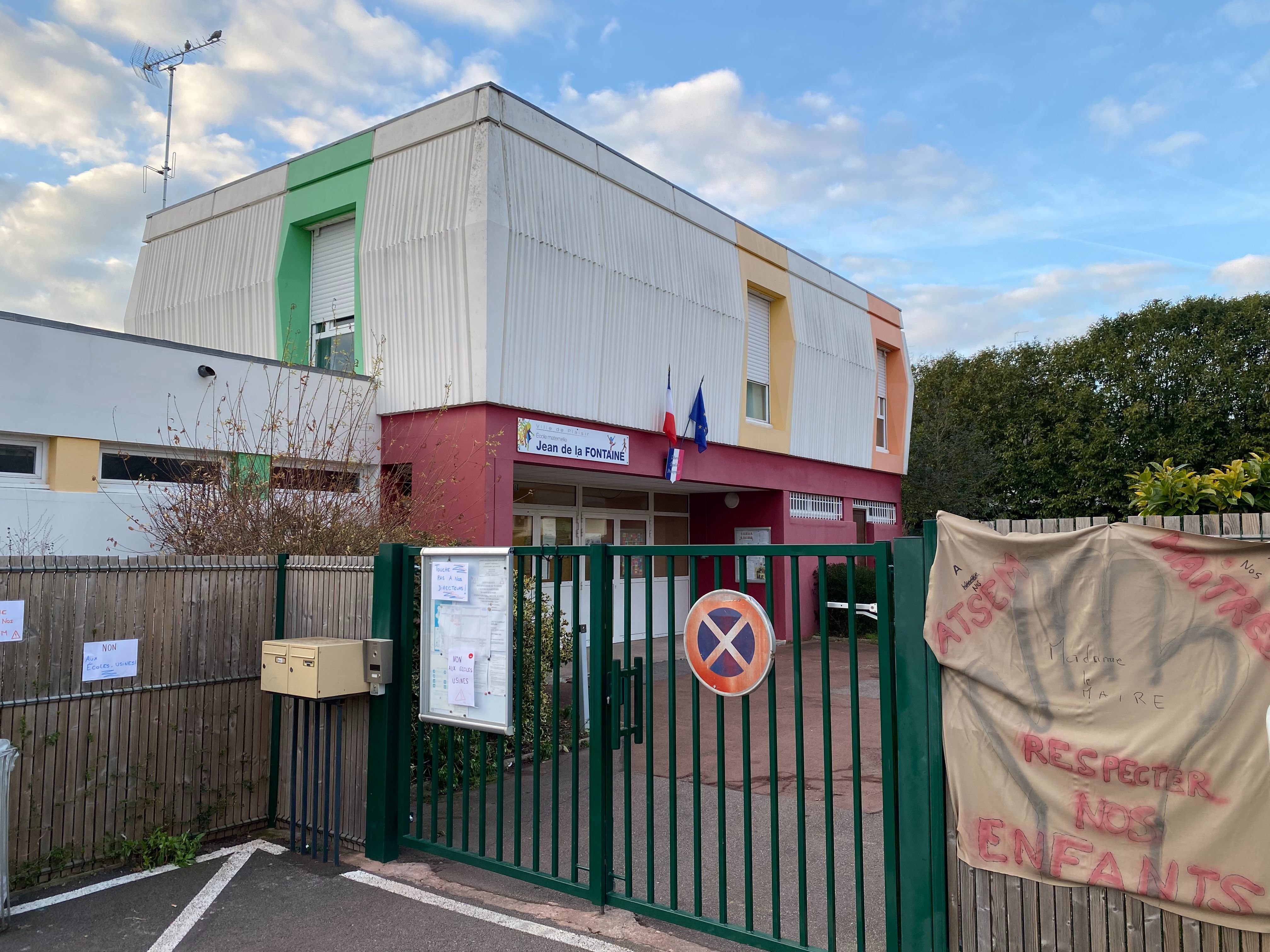 Depuis près de 15 jours, des parents d'élèves se mobilisent à Plaisir (Yvelines), comme ici devant l'école Jean de la Fontaine le 10 février, contre le projet de refonte des établissements scolaires de la ville. LP/Auguste Canier