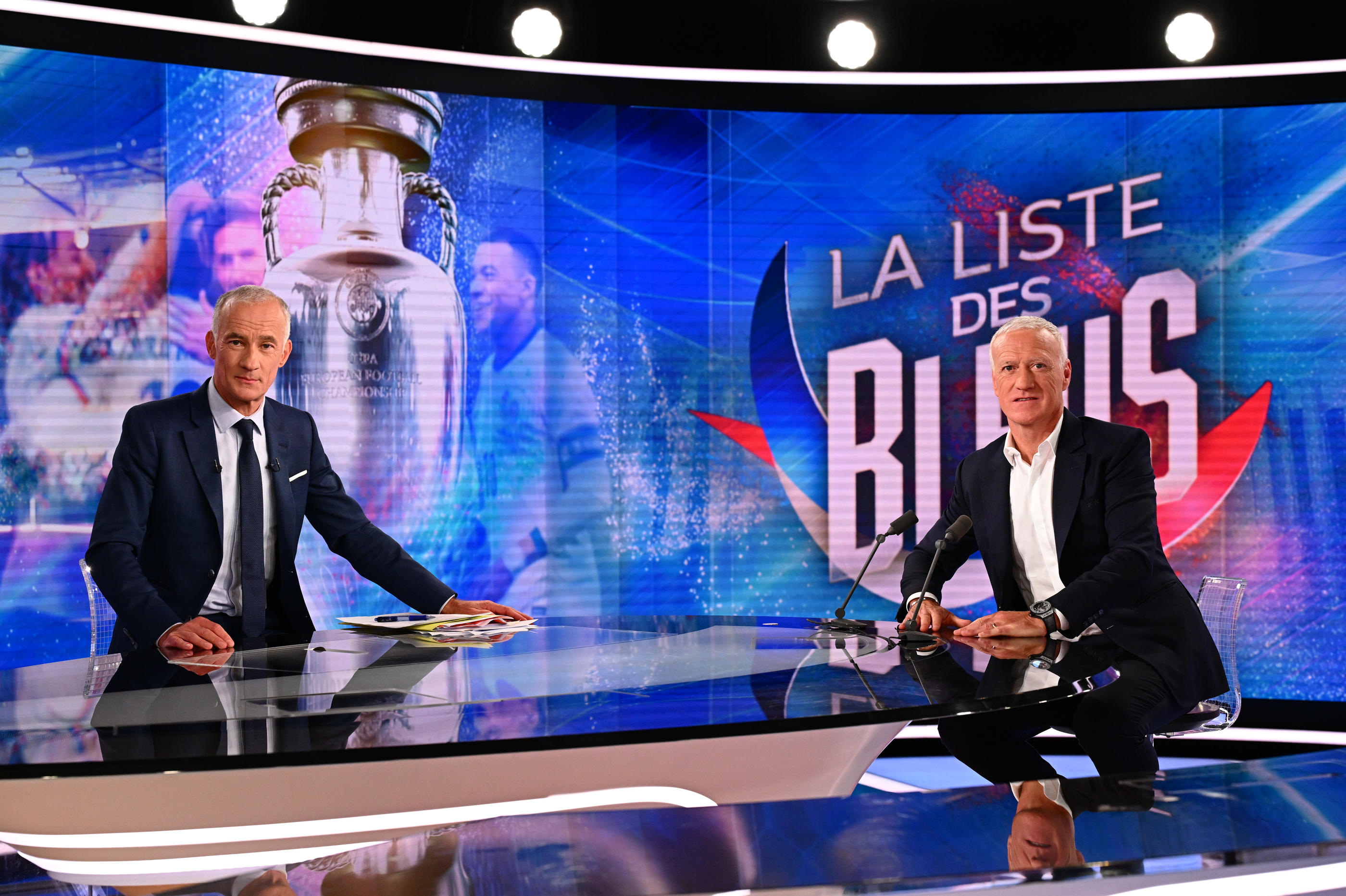 Gilles Bouleau, journaliste à TF1, et Didier Deschamps, le sélectionneur de l'équipe de France, lors de l'annonce de la liste ce jeudi au journal de 20 heures. Icon Sport/Baptiste Fernandez