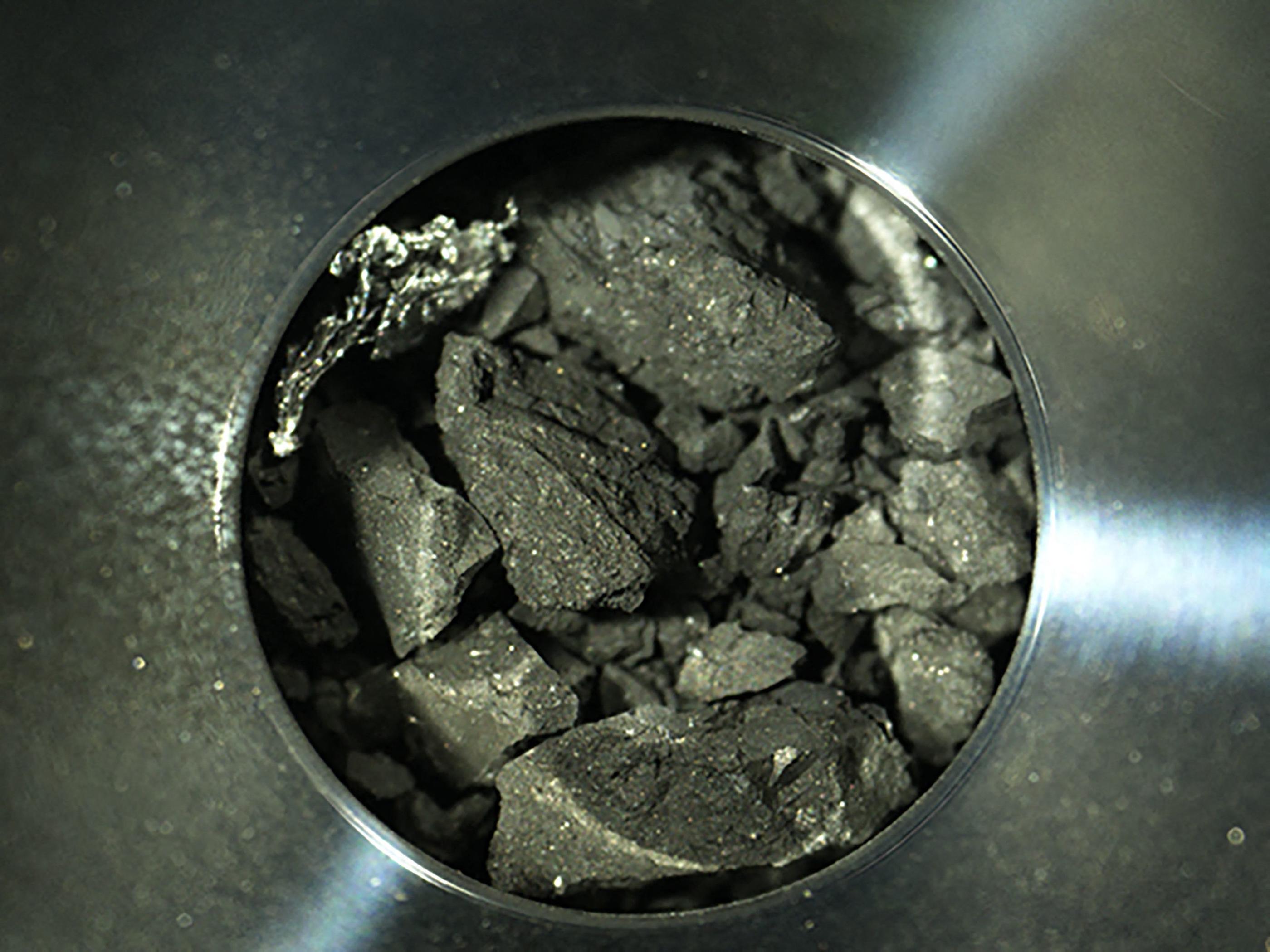 Ces échantillons de l'astéroïde Ryugu ont été prélevés sur l'astéroïde à 340 millions de kilomètres de la Terre. AFP/Jaxa