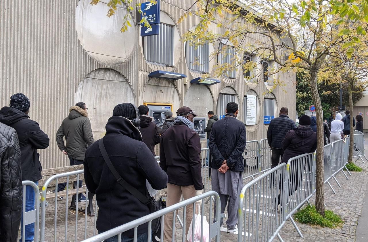 <b></b> File d’attente devant le bureau de poste central de Saint-Denis, ce lundi 6 avril.