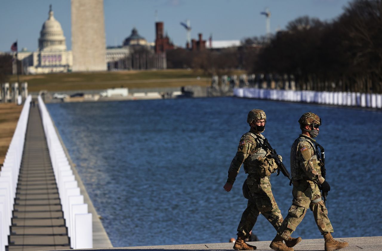 <b></b> Des soldats de la Garde nationale patrouillent sur le terrain du Lincoln Memorial, à la veille de l’investiture présidentielle le 19 janvier 2021 à Washington, DC.