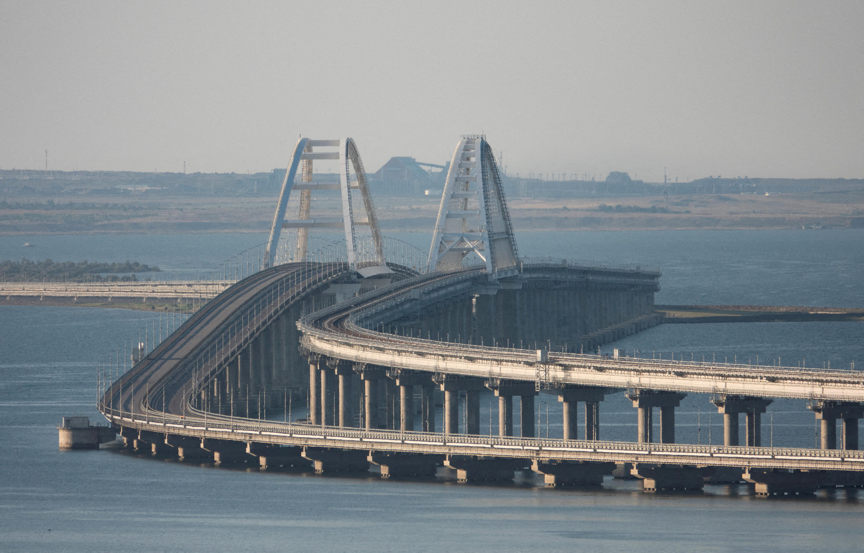 La circulation a été temporairement interrompue sur le pont reliant la Crimée à la région russe de Krasnodar. Reuters/Stringer