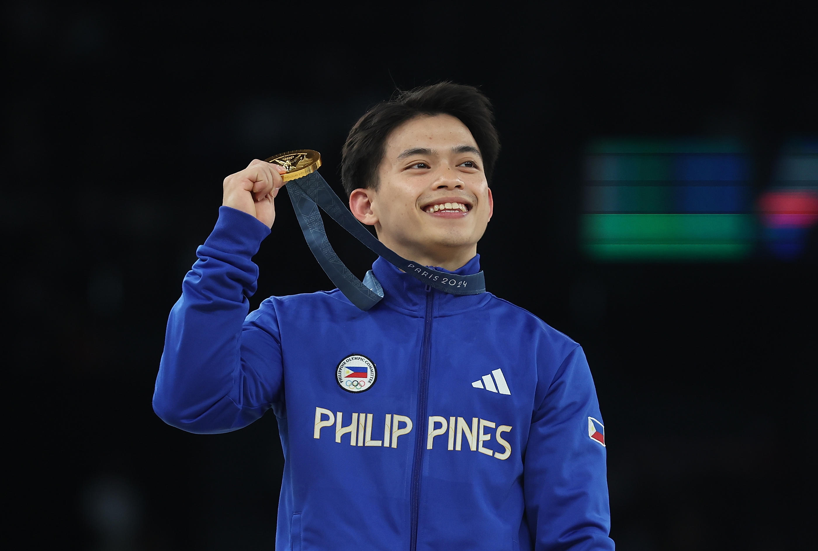 Grâce à ses deux médailles d'or remportées en gymnastique, Carlo Yulo va être couvert de cadeaux. Xinhua/ Cao Can