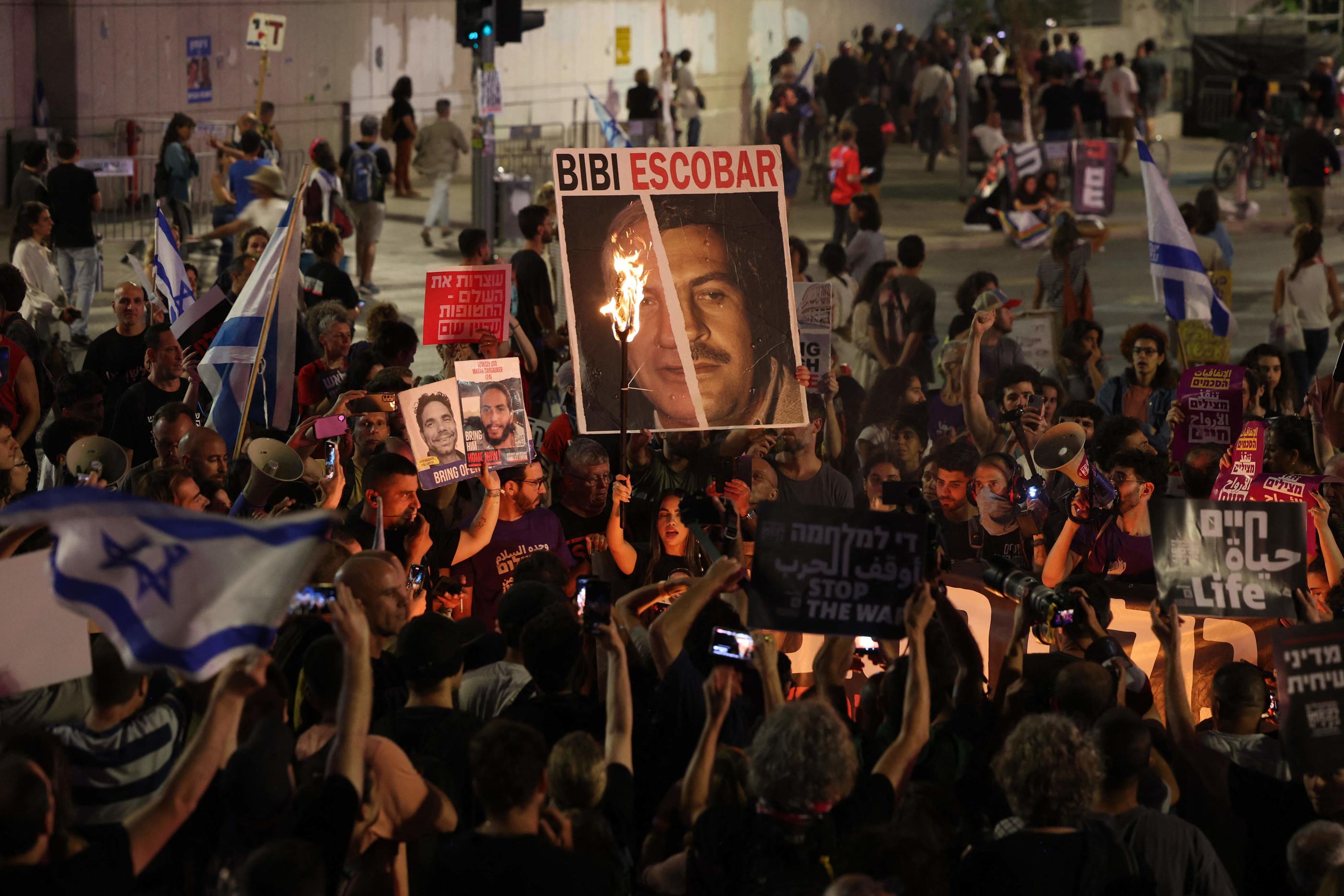 Des milliers de manifestants se sont rassemblés samedi soir à Tel-Aviv et à Jérusalem pour appeler à la libération des otages du Hamas, et contester les actions du gouvernement de Netanyahou. AFP/Ahmad Gharabli