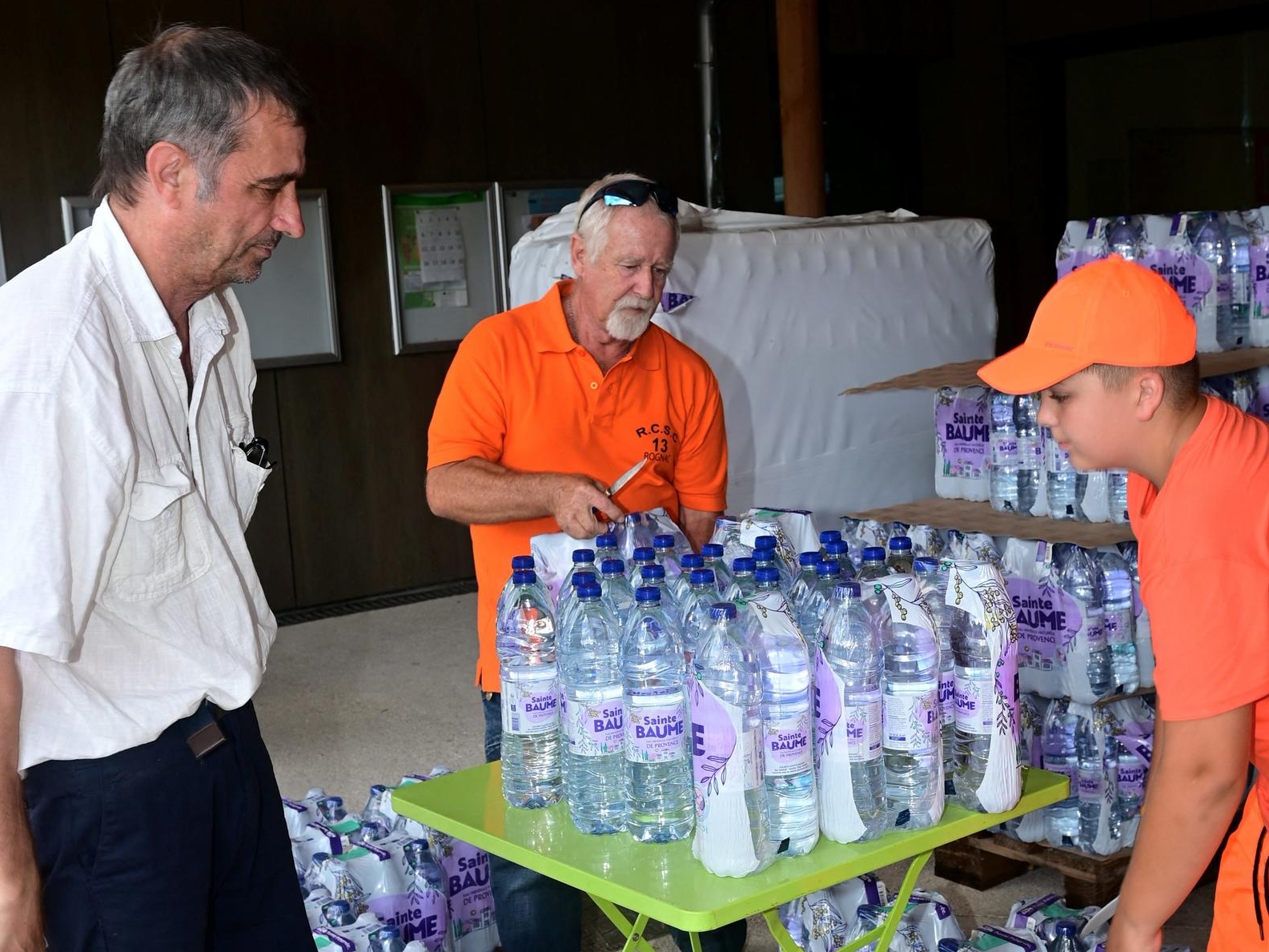 Des packs d'eau sont distribués depuis dimanche, comme ici autour de Vitrolles en juin 2023 (photo illustration). DR