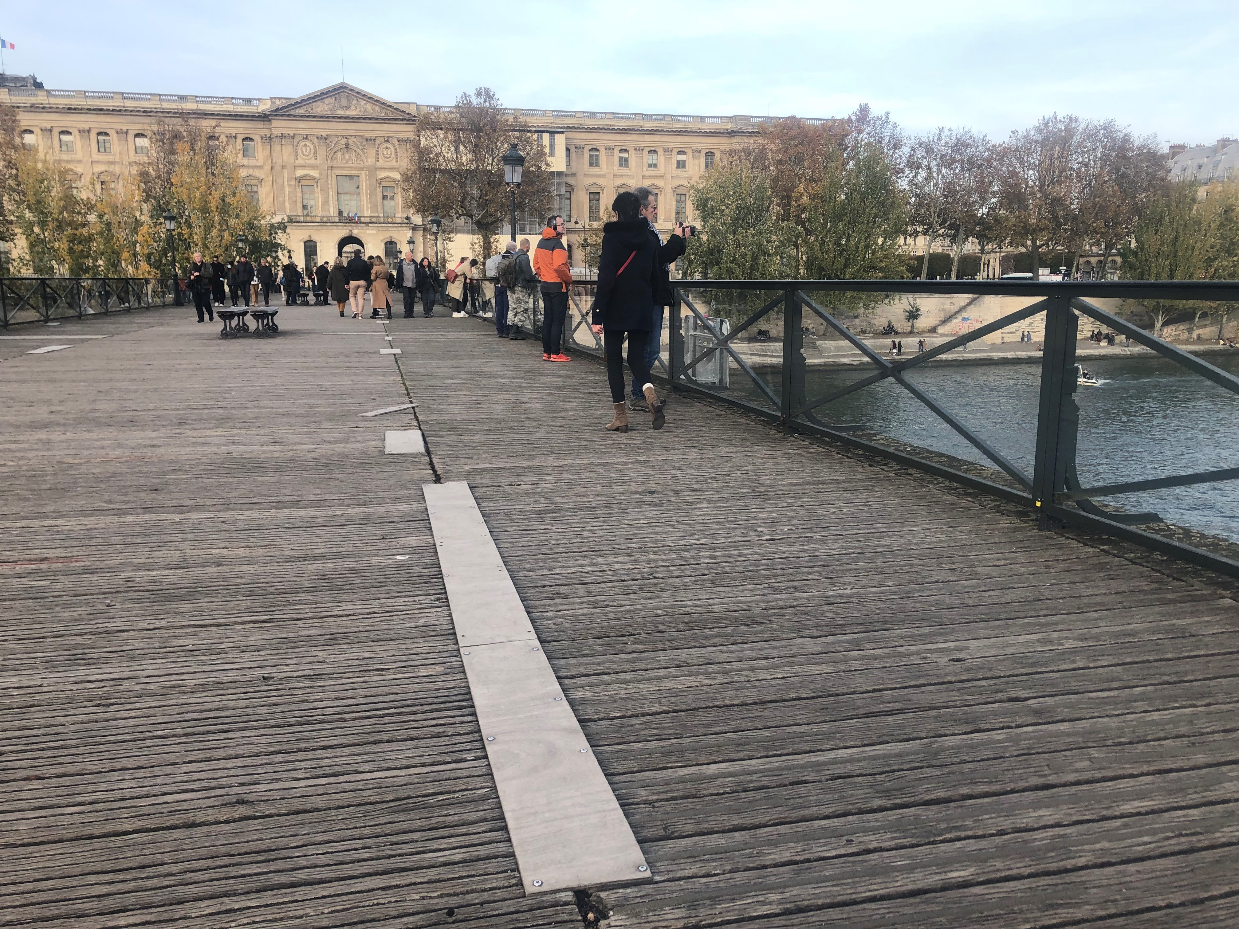 Paris : pour les riverains le pont des Arts « a perdu de son