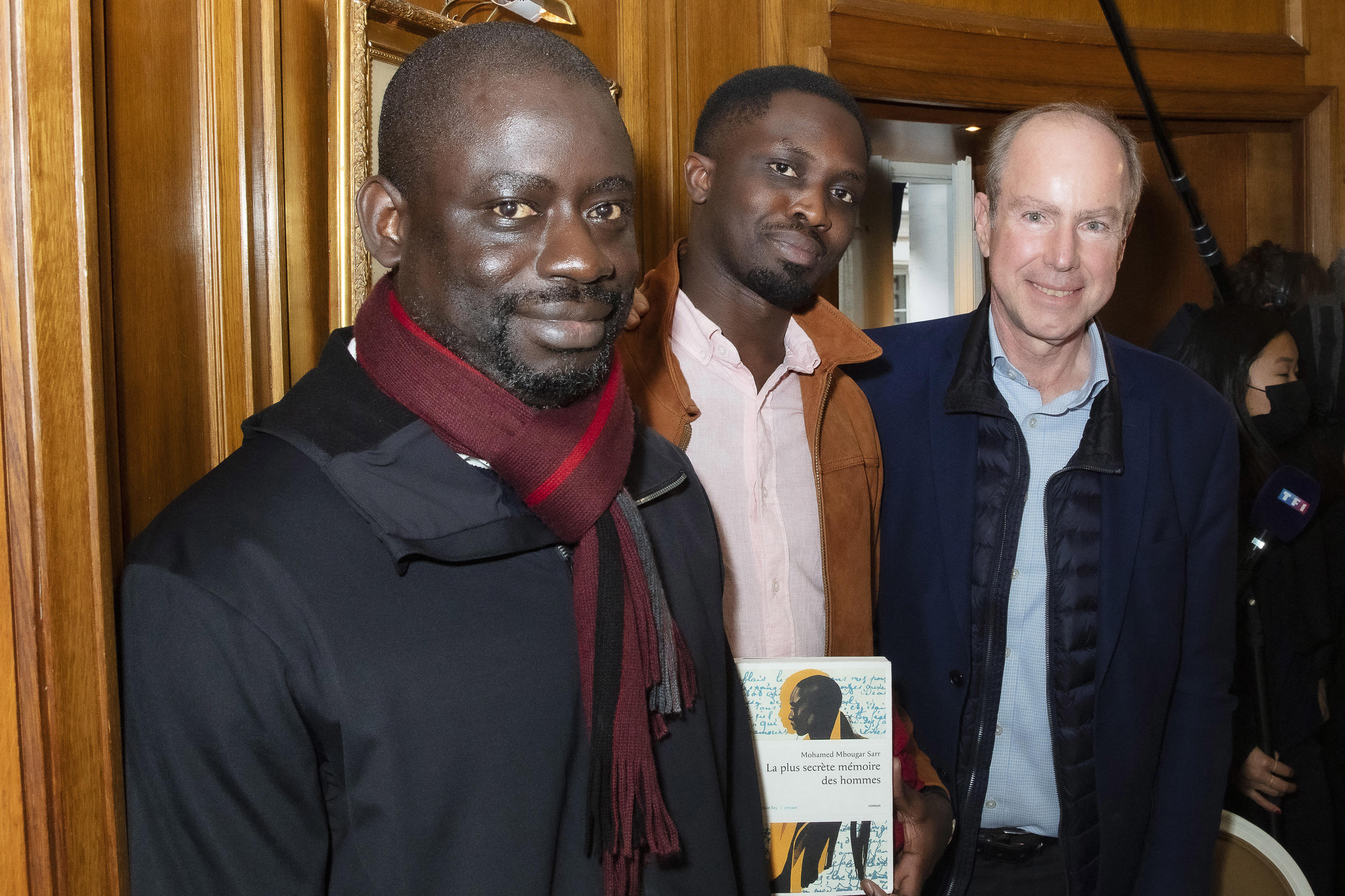Mohamed Mbougar Sarr, lauréat du Goncourt 2021, ici entouré de Felwine Sarr, écrivain sénégalais et coéditeur et Philippe Rey, éditeur, au restaurant Drouant à Paris lors de la remise du prix. Bestimage/Jack Tribeca
