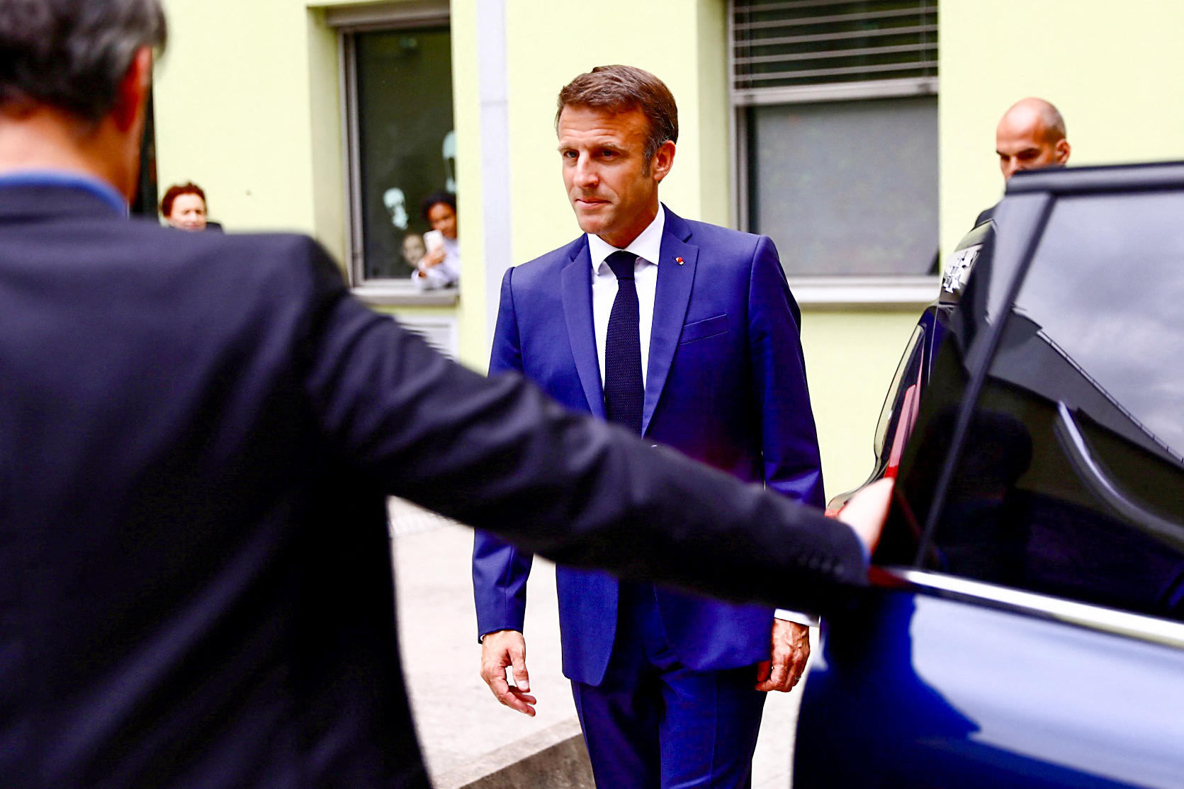 Après sa visite aux enfants hospitalisés à Grenoble, Emmanuel Macron rencontrera Henri, l'étudiant de 24 ans qui a permis de stopper l'assaillant d'Annecy. Benoit Lagneux/ POOL/AFP