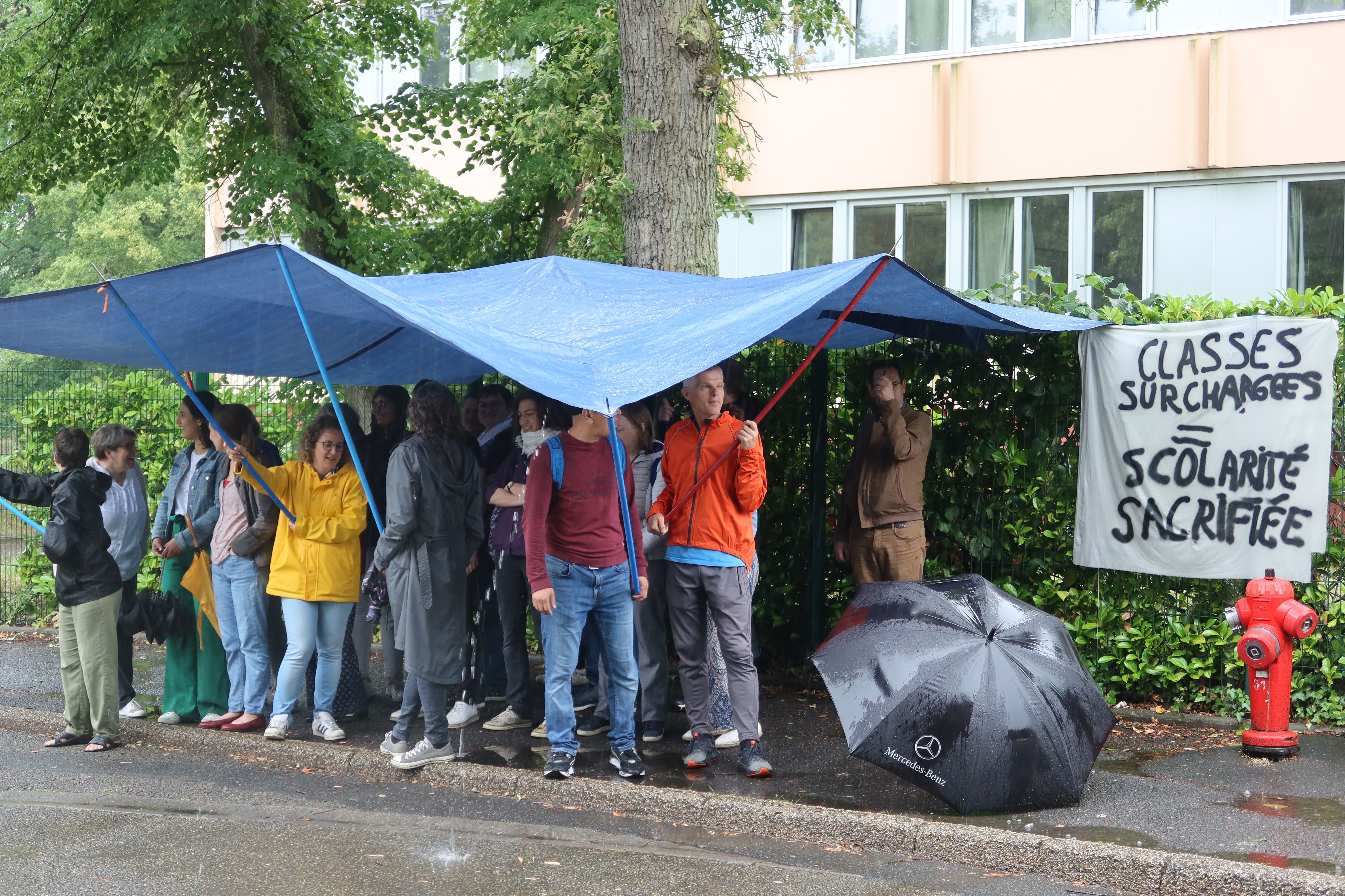 A Chantilly, le 22 juin. Parents et professeurs s'étaient donnés rendez-vous devant le collège des Bourgognes pour protester contre la surcharge des classes de 6e. LP/Clément Poulet