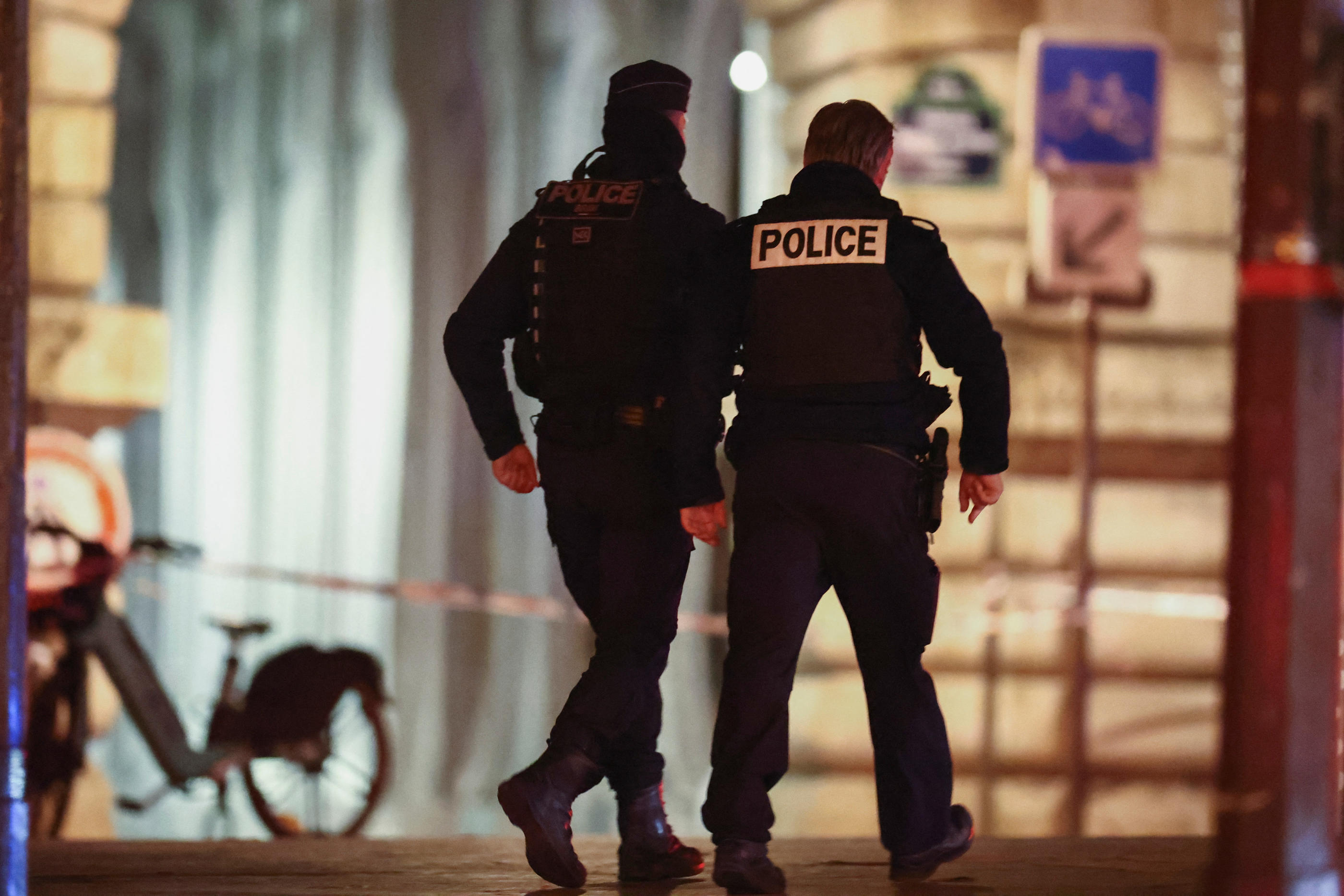 Samedi dans la soirée, des policiers à l'entrée du pont de Bir-Hakeim à Paris (XVe), où un homme a attaqué plusieurs passants, non loin de la tour Eiffel, faisant un mort et deux blessés. REUTERS/Stéphanie Lecocq