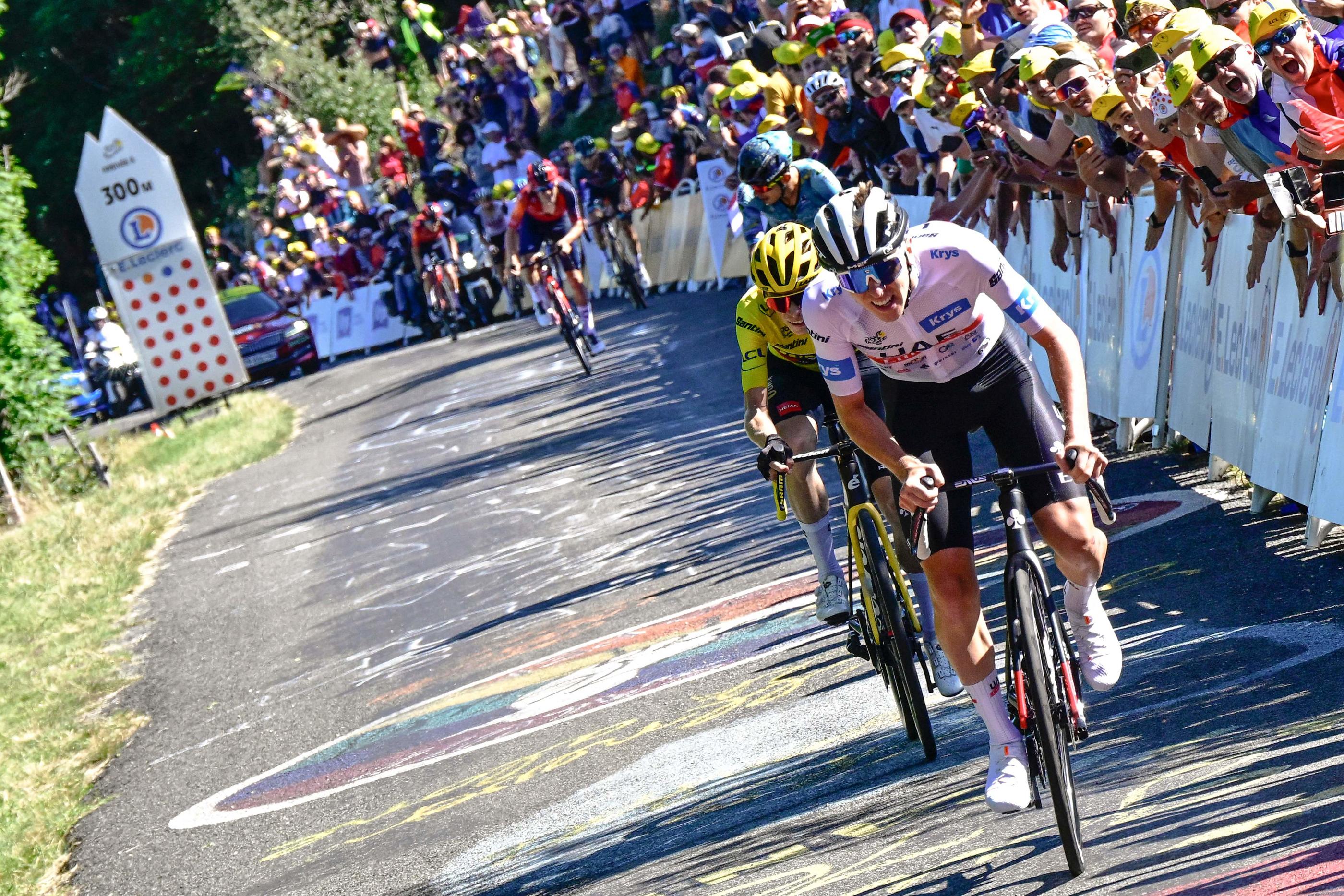 Tadej Pogacar (en blanc) et Jonas Vingegaard (en jaune) se sont encore marqués ce vendredi 14 juillet dans le col du Grand Colombier, lors de la 13e étape du Tour de France. AFP/Pool/Bernard Papon